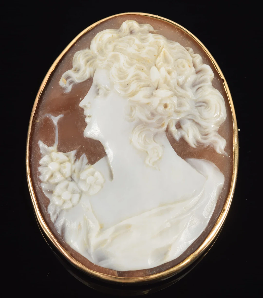 18K gold shell cameo pin with relief carving of a beauty. Marked 18CT.