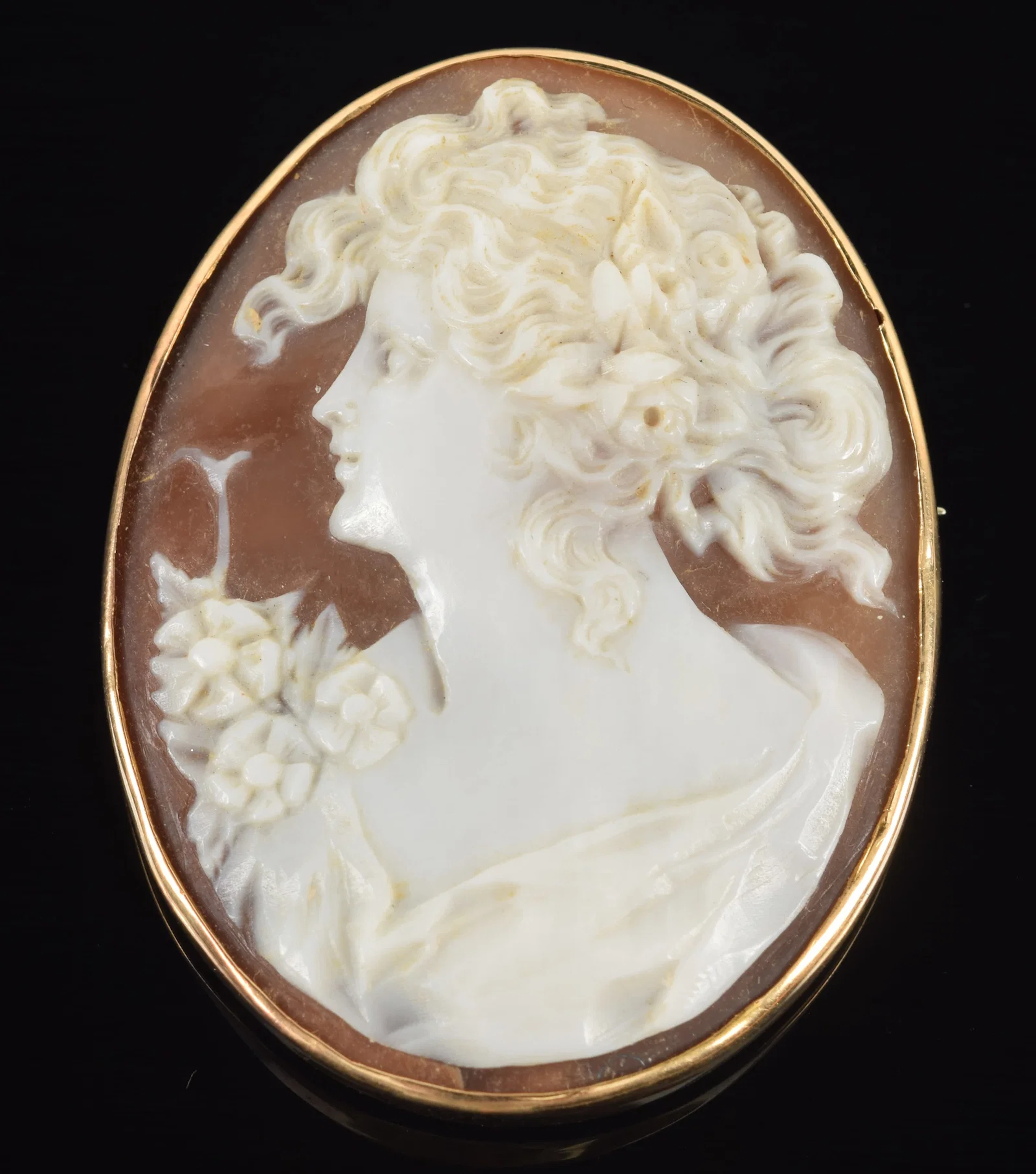 18K gold shell cameo pin with relief carving of a beauty. Marked 18CT.