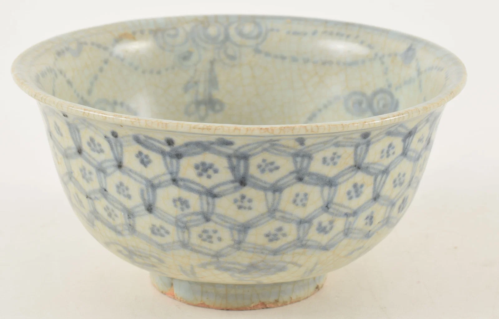 Porcelain bowl. China. Ming period. (1368-1644). Underglaze blue brocade