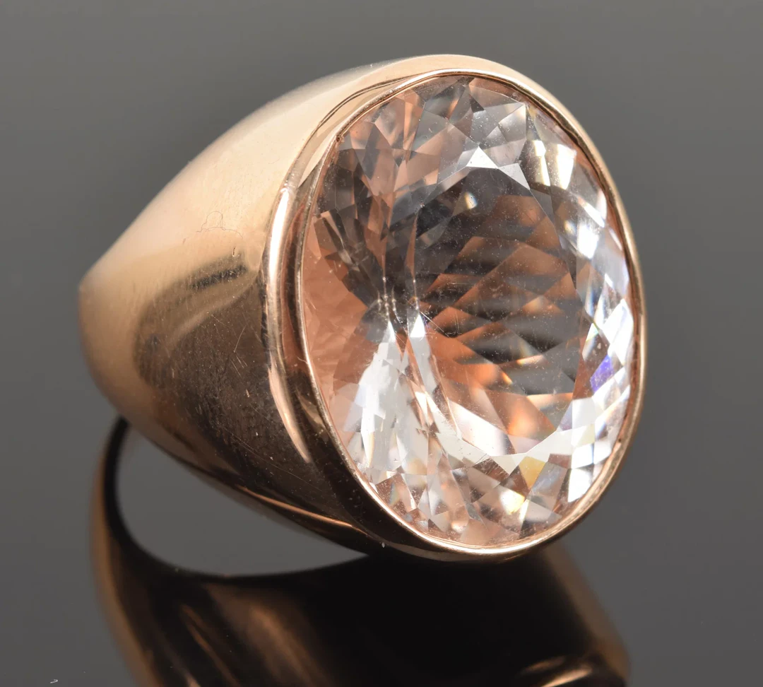 20ct morganite 14K gold ring. Large oval cut morganite measuring approx.