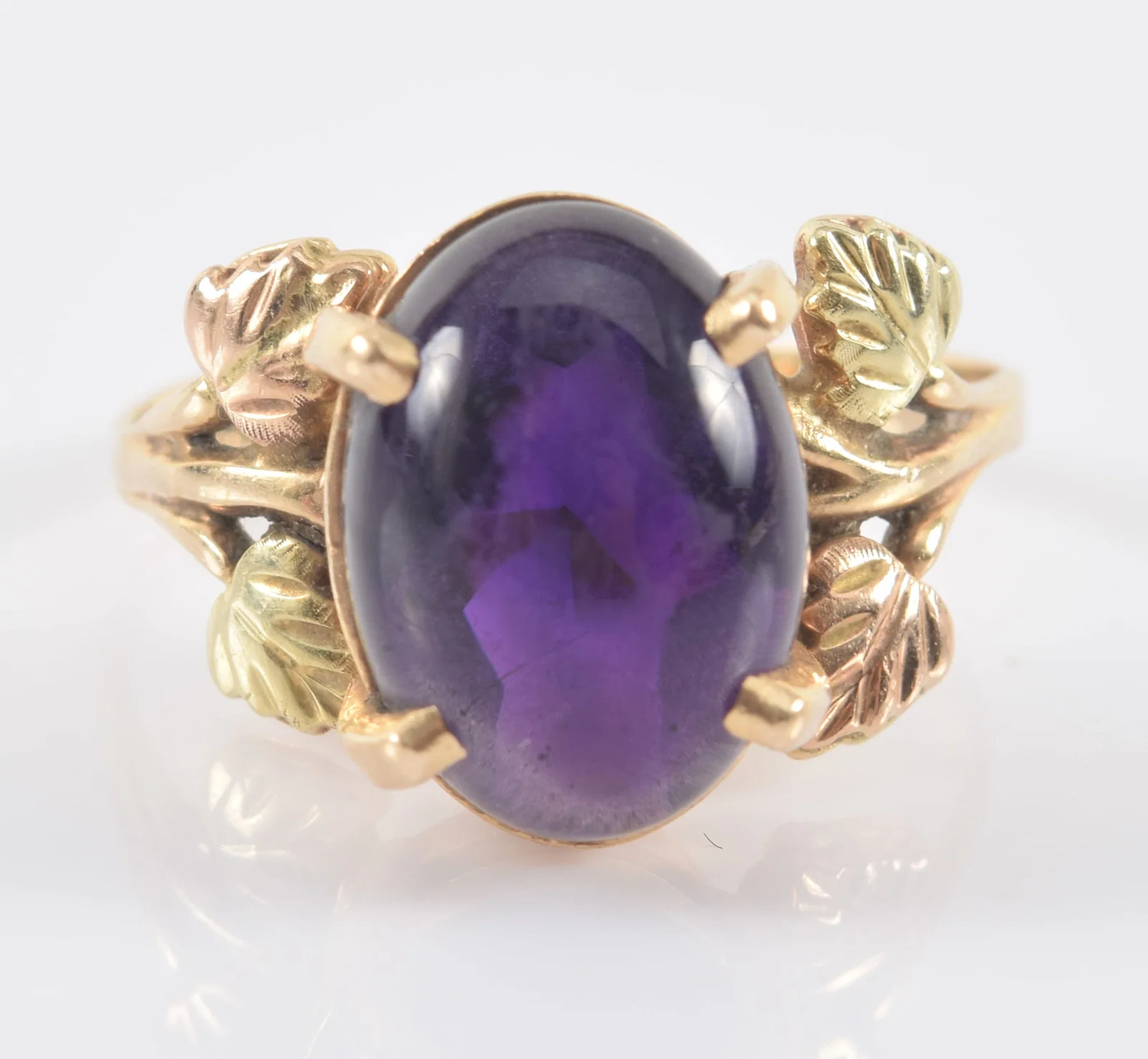 14K gold amethyst ring. Leaf design setting. Faint quatrefoil design