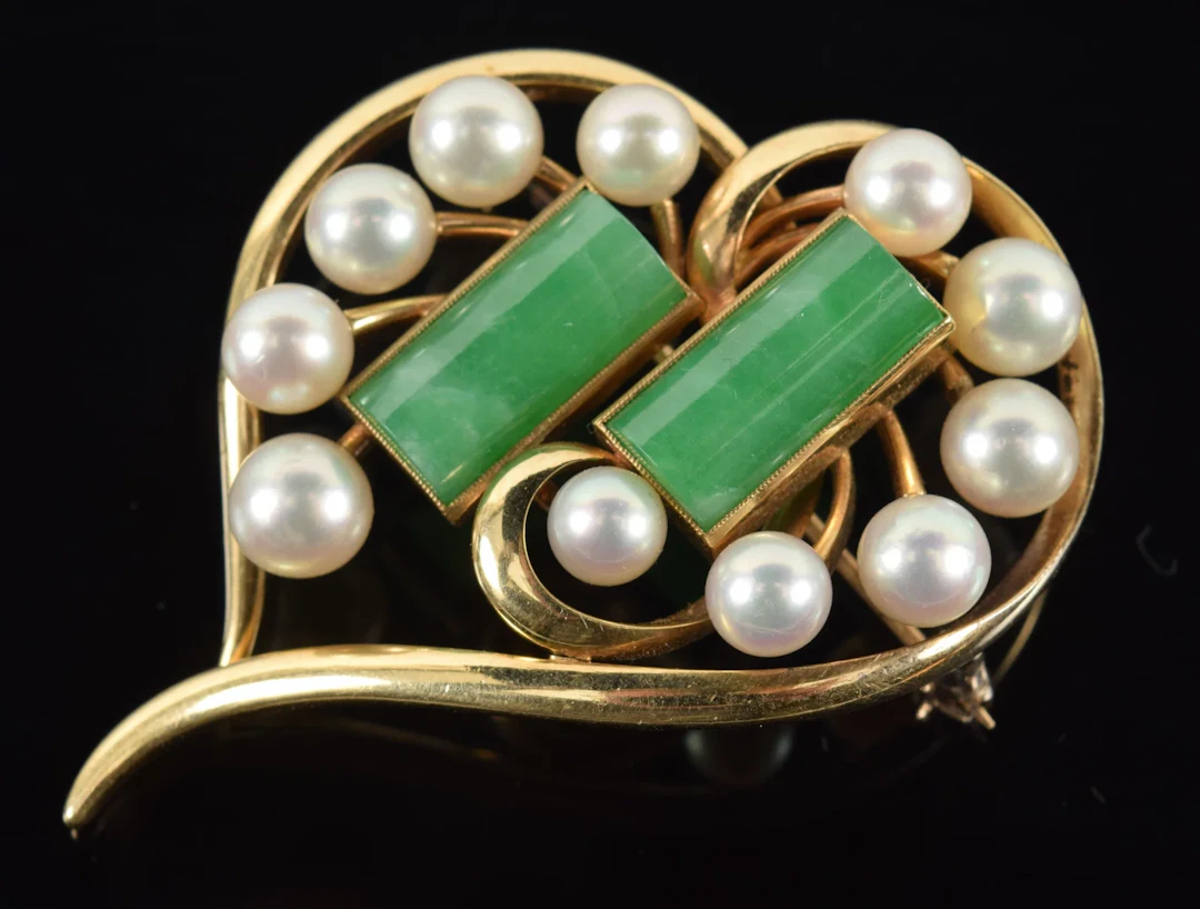 Mikimoto 14K gold pearl and jadeite brooch. Stylized heart form set