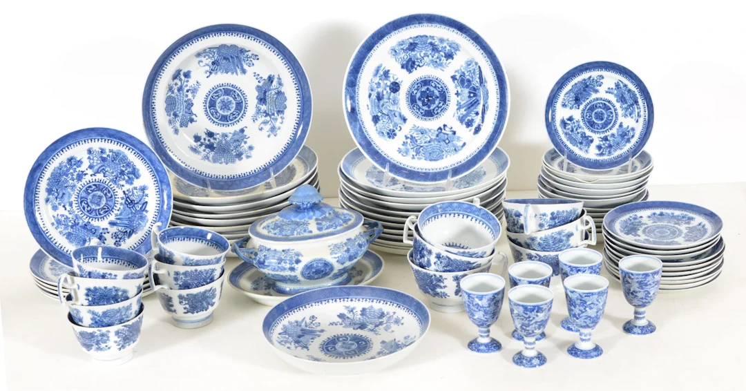 A collection of Fitzhugh pattern Chinese export porcelain to include