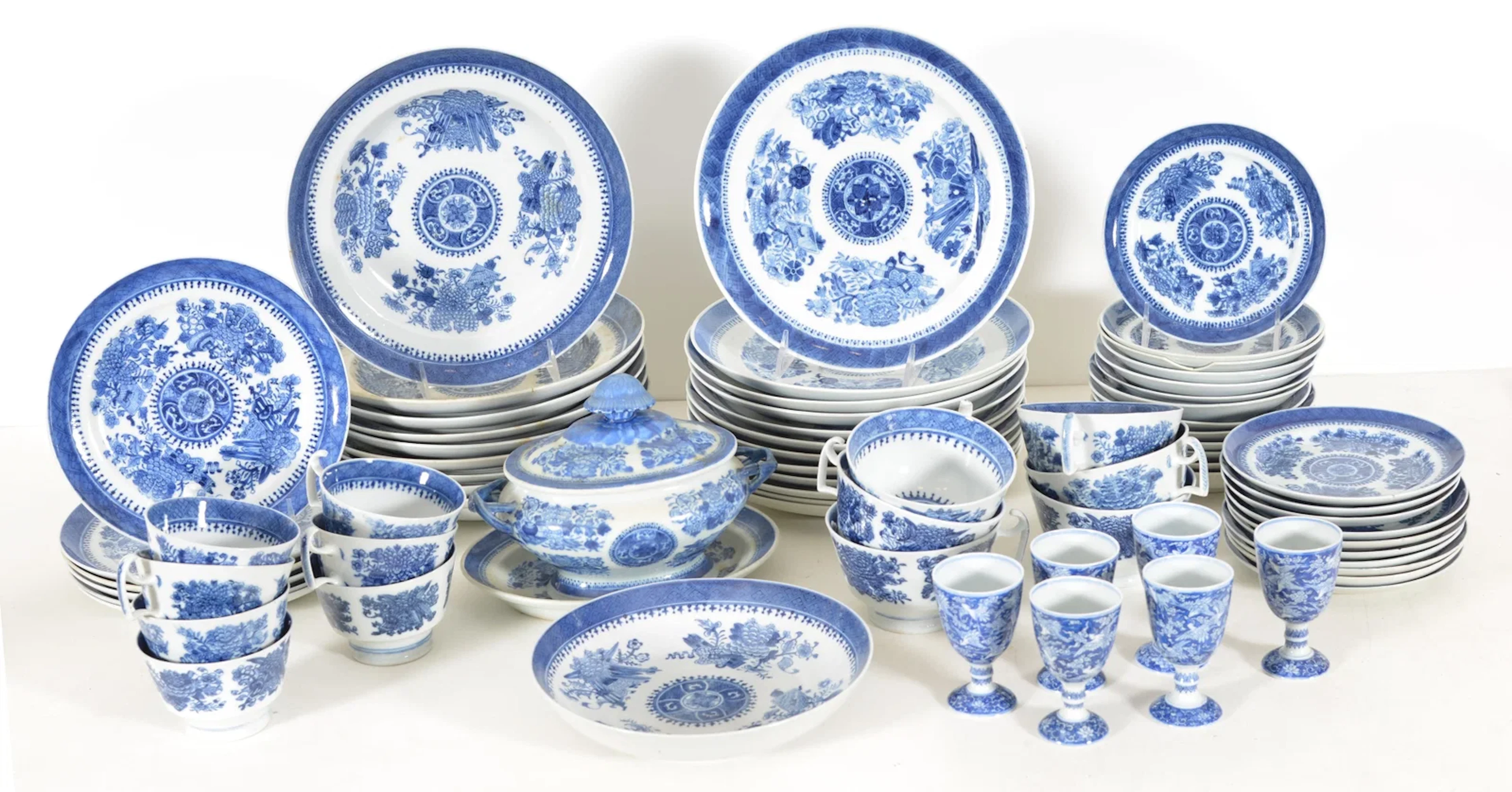 A collection of Fitzhugh pattern Chinese export porcelain to include
