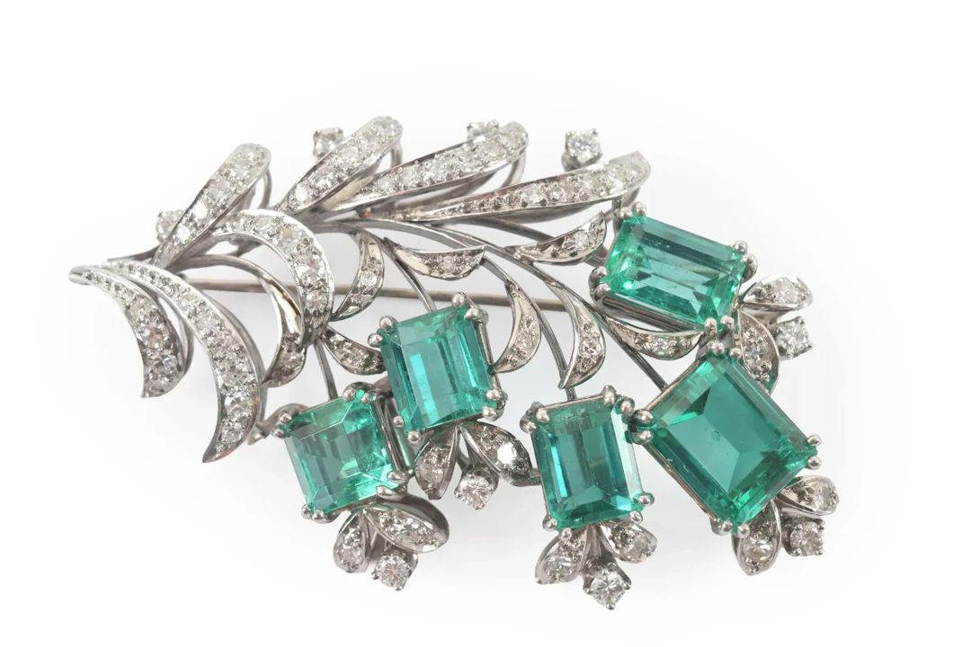 Colombian emerald and diamond platinum brooch, early to mid 20th century.