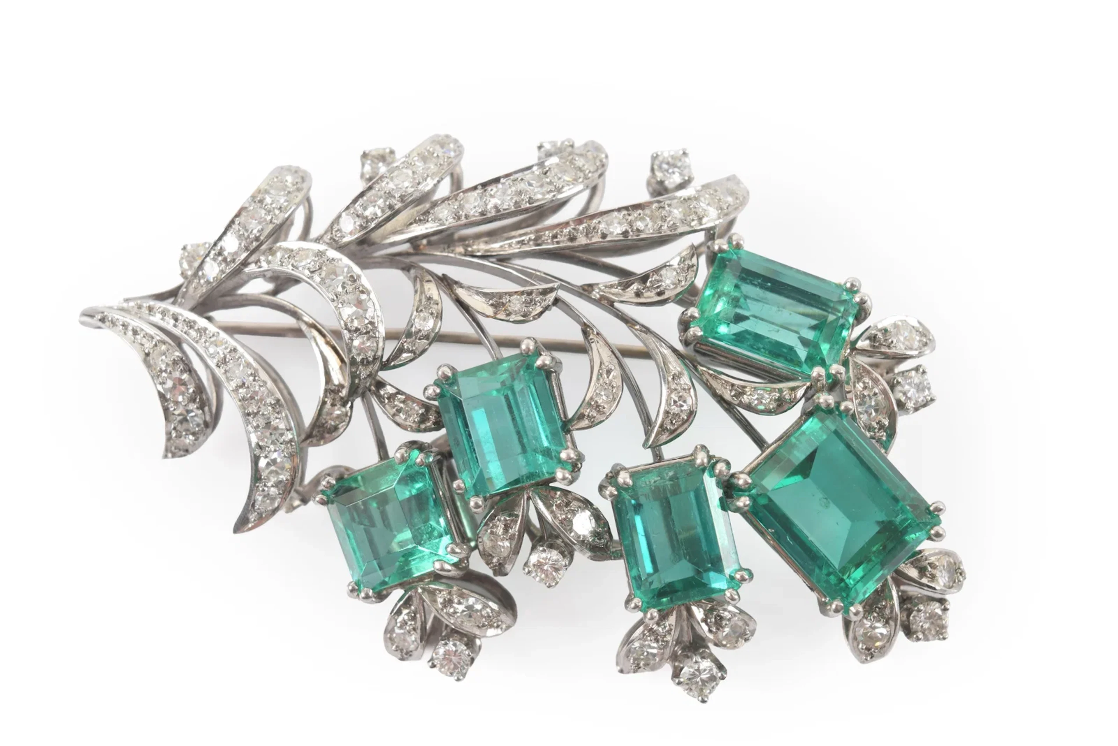 Colombian emerald and diamond platinum brooch, early to mid 20th century.