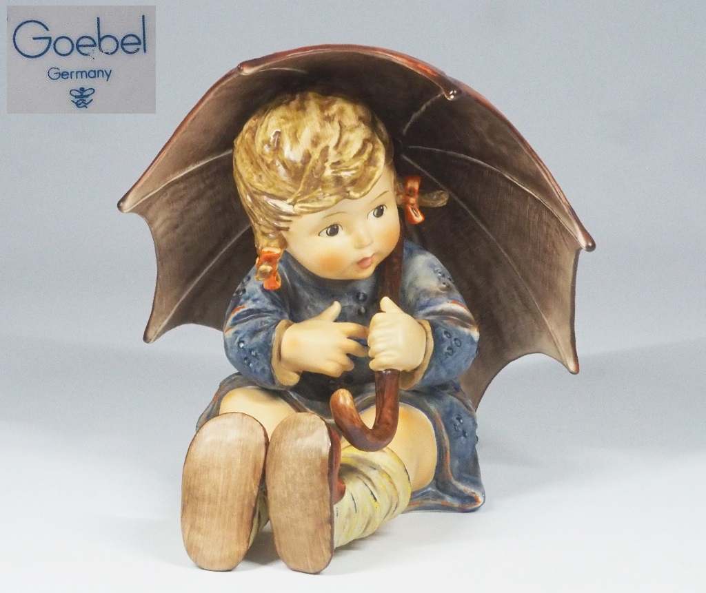 GOEBEL/ HUMMEL-Figur "Geborgen Mädchen".