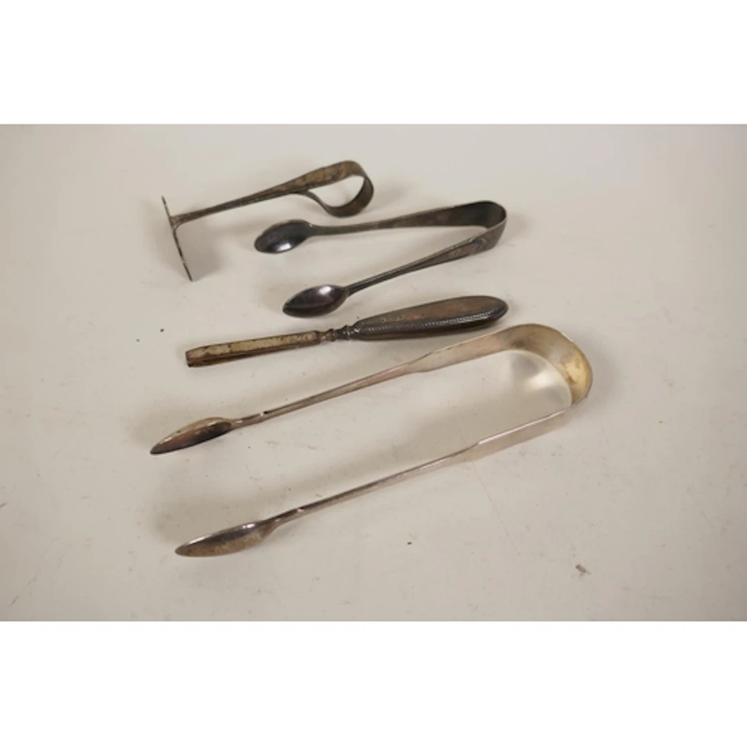 A late Georgian pair of hallmarked silver sugar tongs, 49g, ...