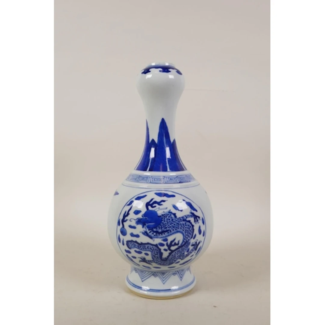 A Chinese blue and white porcelain garlic head shaped vase w...