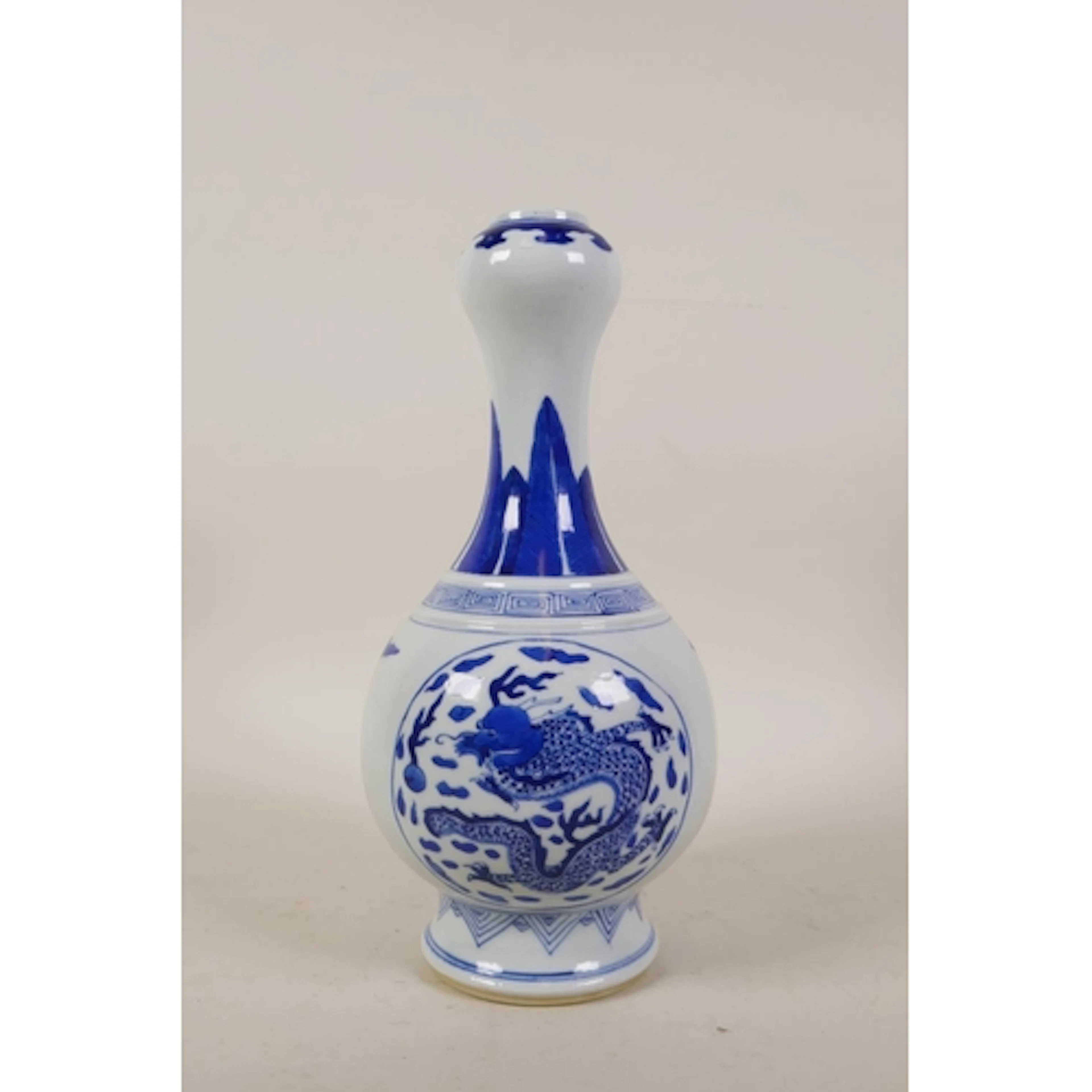 A Chinese blue and white porcelain garlic head shaped vase w...