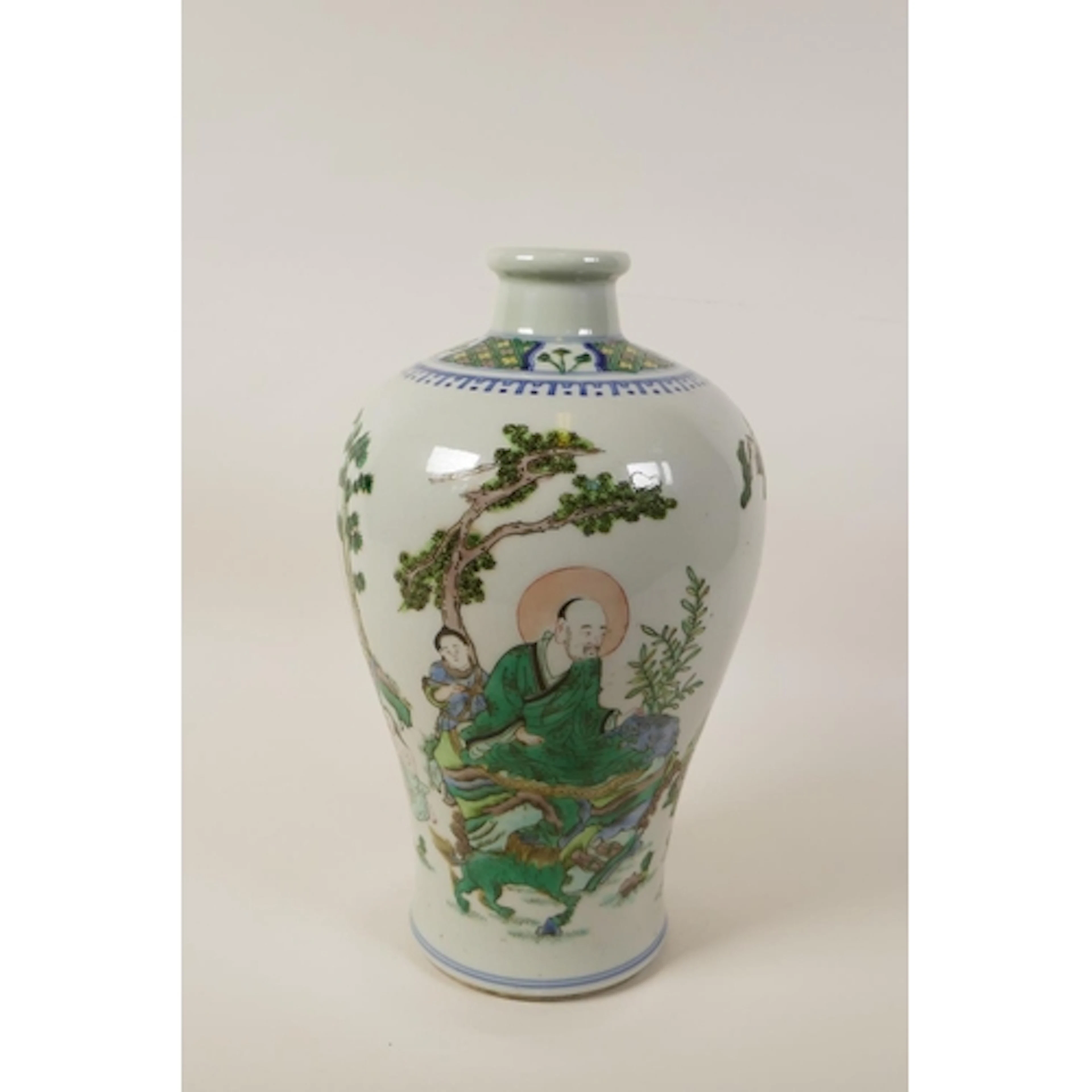 A Chinese famille verte porcelain meiping vase decorated wit...