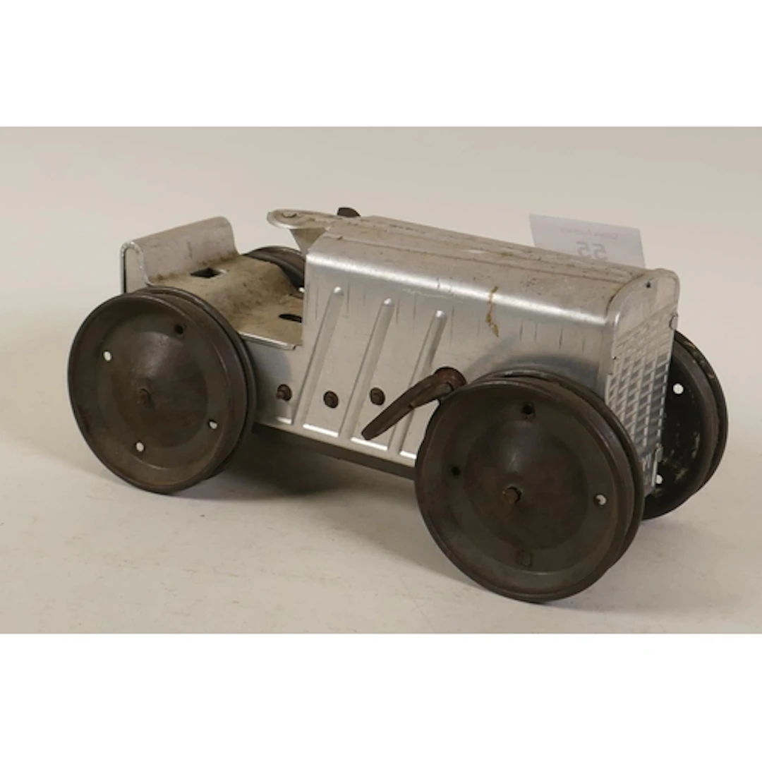 Louis Marx & Co clockwork tin plate tractor, 21cm long