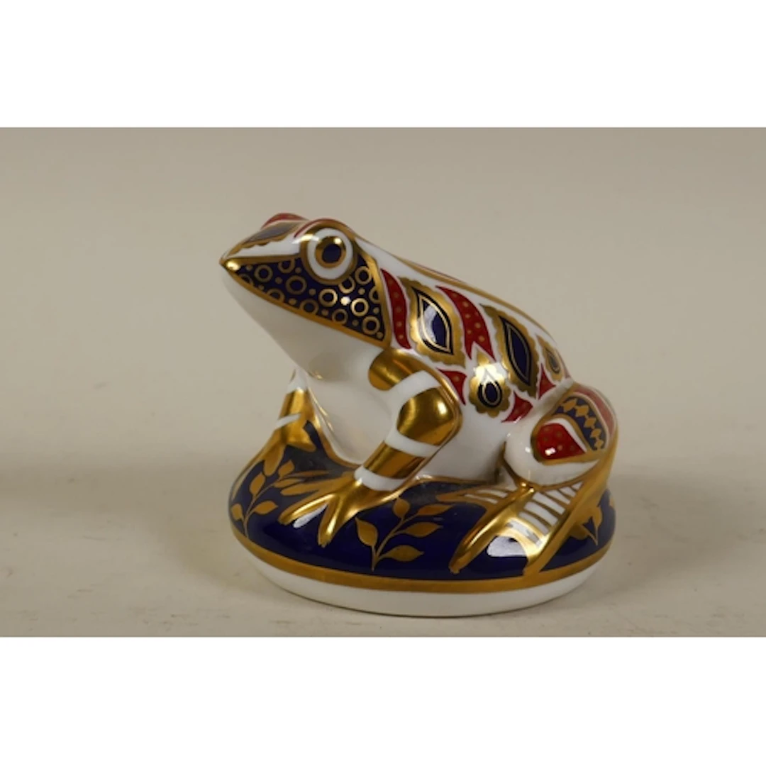 Royal Crown Derby frog paperweight with Imari decoration, 8c...