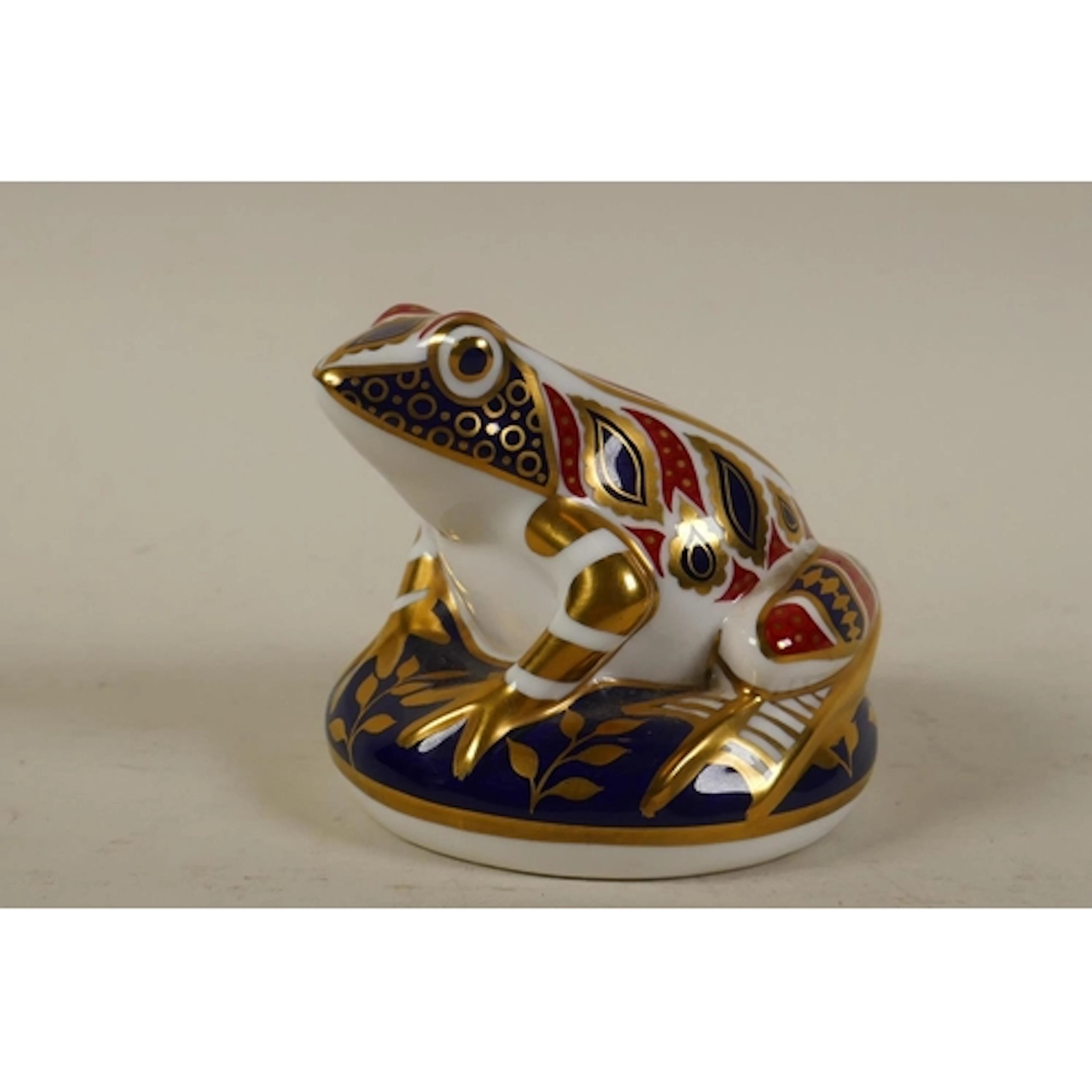 Royal Crown Derby frog paperweight with Imari decoration, 8c...