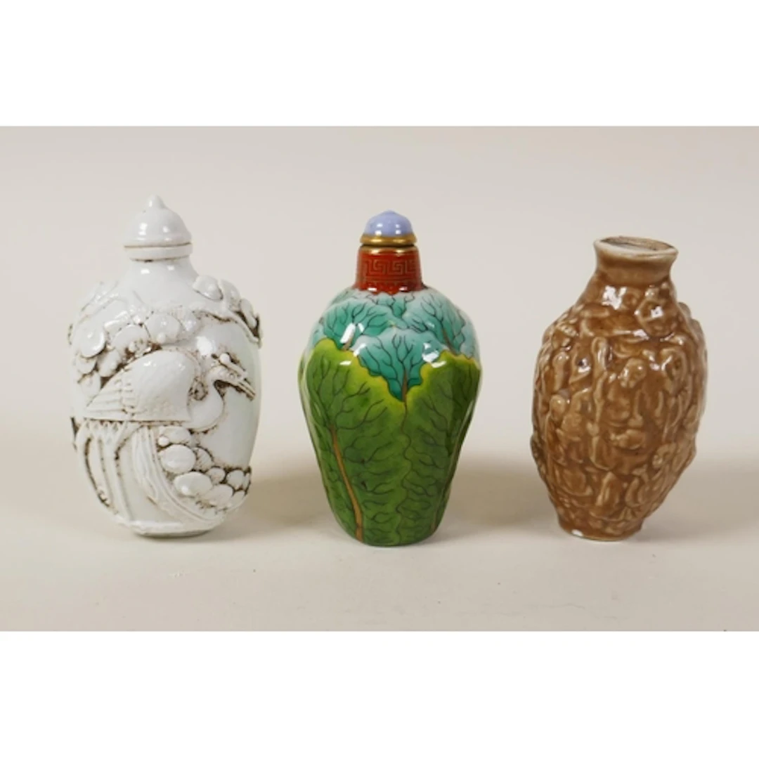 A Chinese famille verte porcelain snuff bottle in the form o...