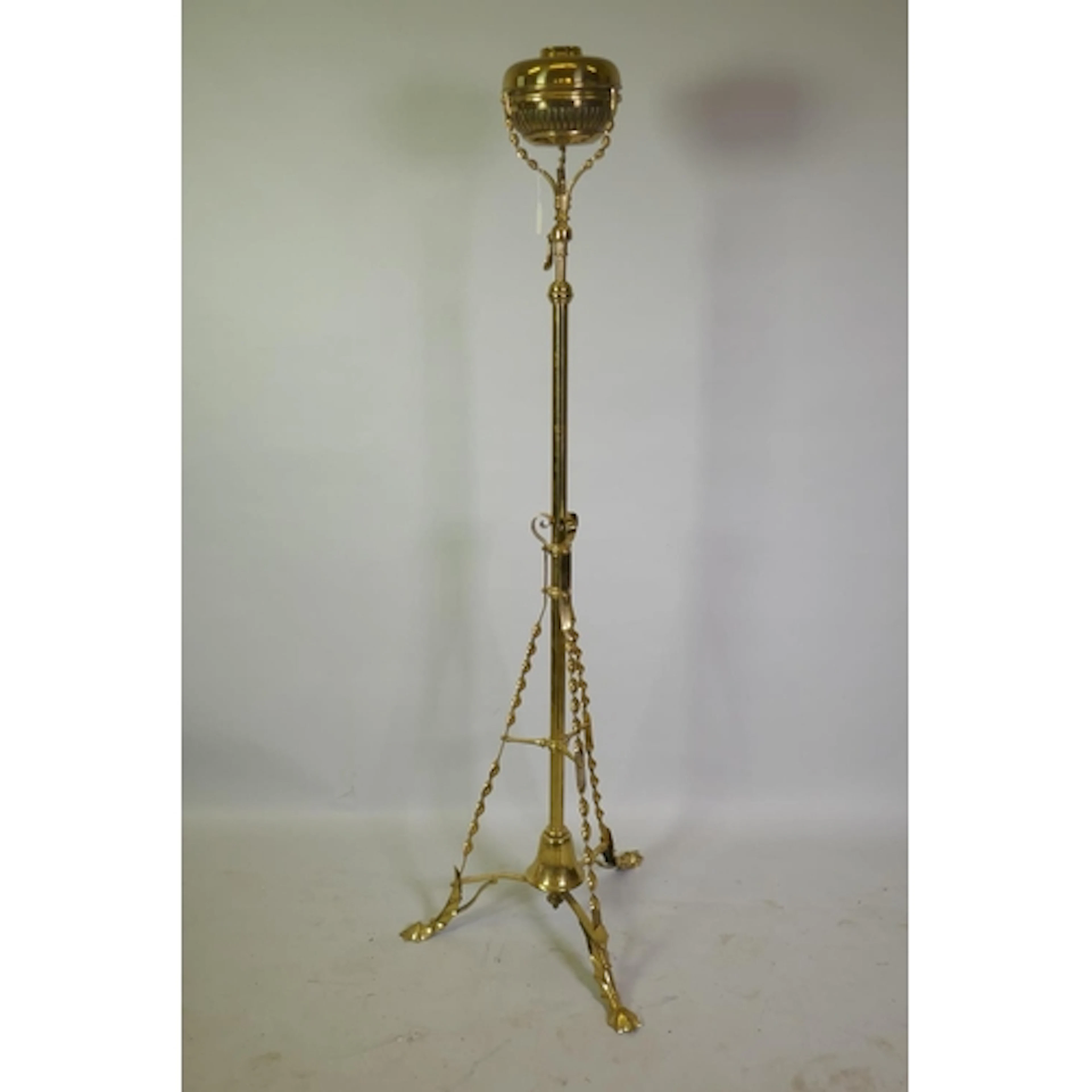 An Edwardian telescopic brass floor oil lamp, 147cm high at ...