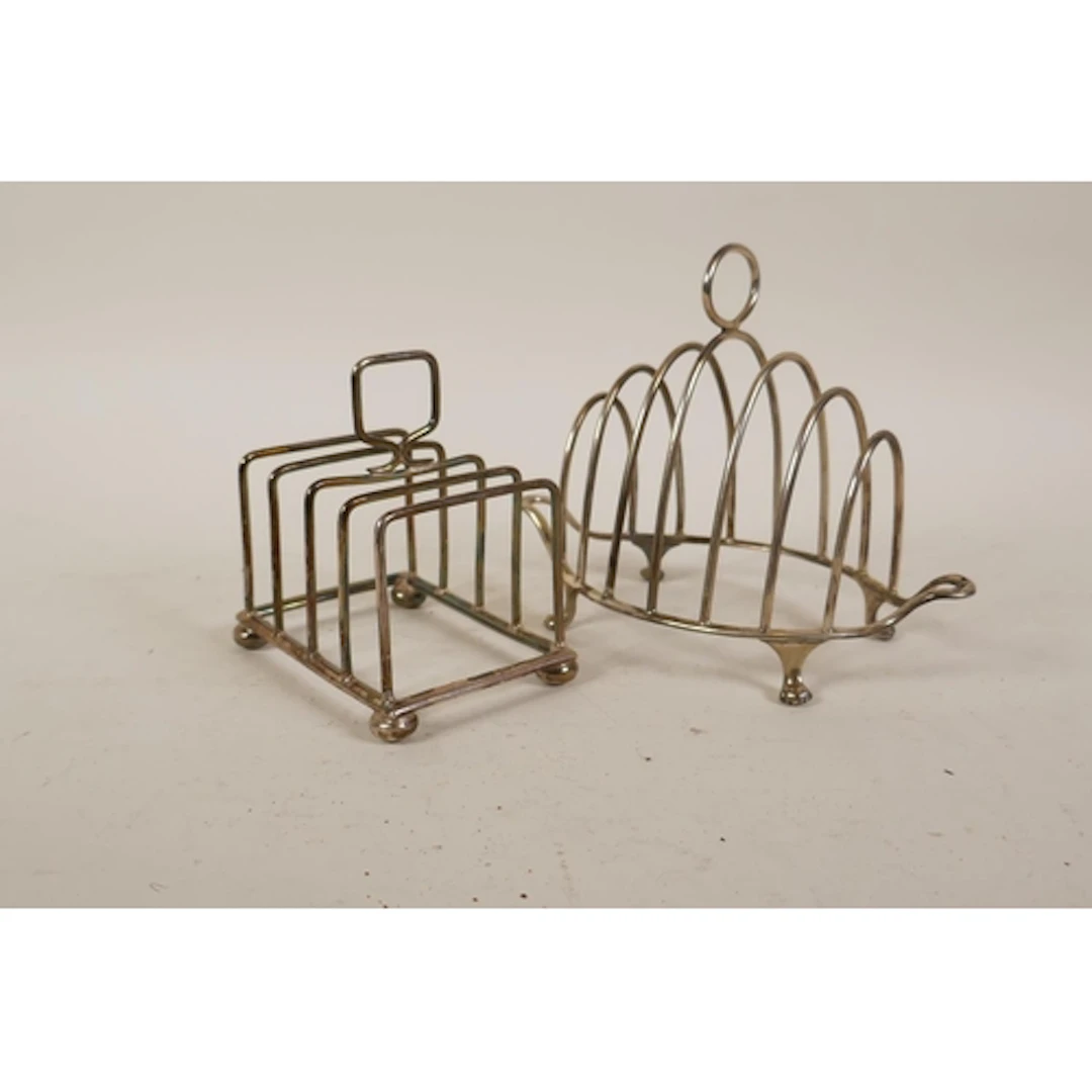 A hallmarked silver toast rack, Sheffield 1899, Walker &...