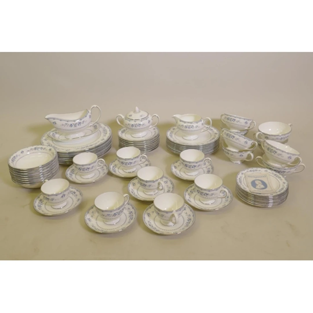 Wedgwood 'Gardenia' R4628 pattern eight place dinner service...