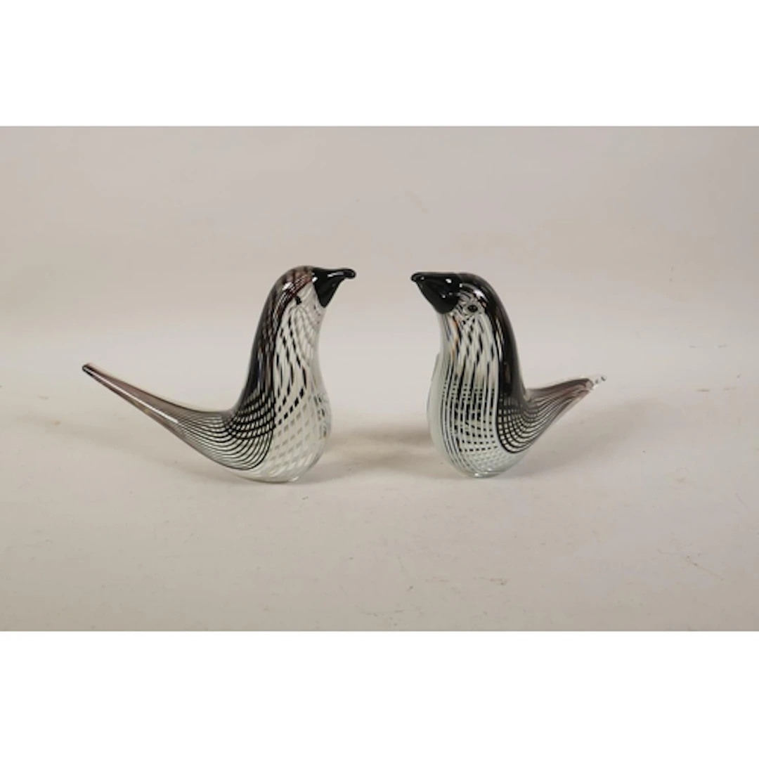 A pair of Dino Martens-Murano style glass birds, 15cm high