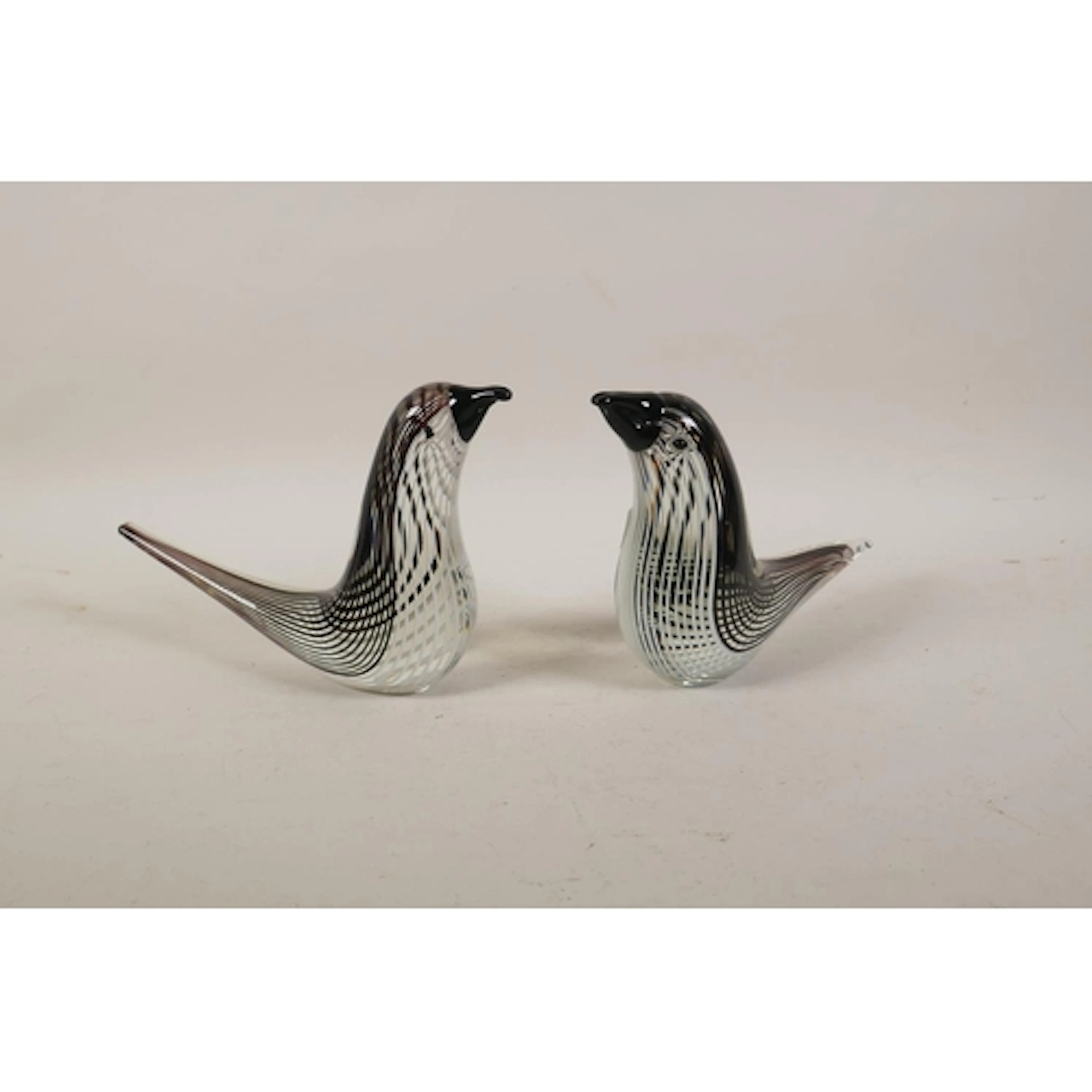 A pair of Dino Martens-Murano style glass birds, 15cm high