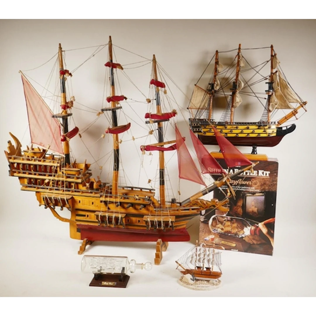 A collection of model boats to include a Chinese junk, the H...