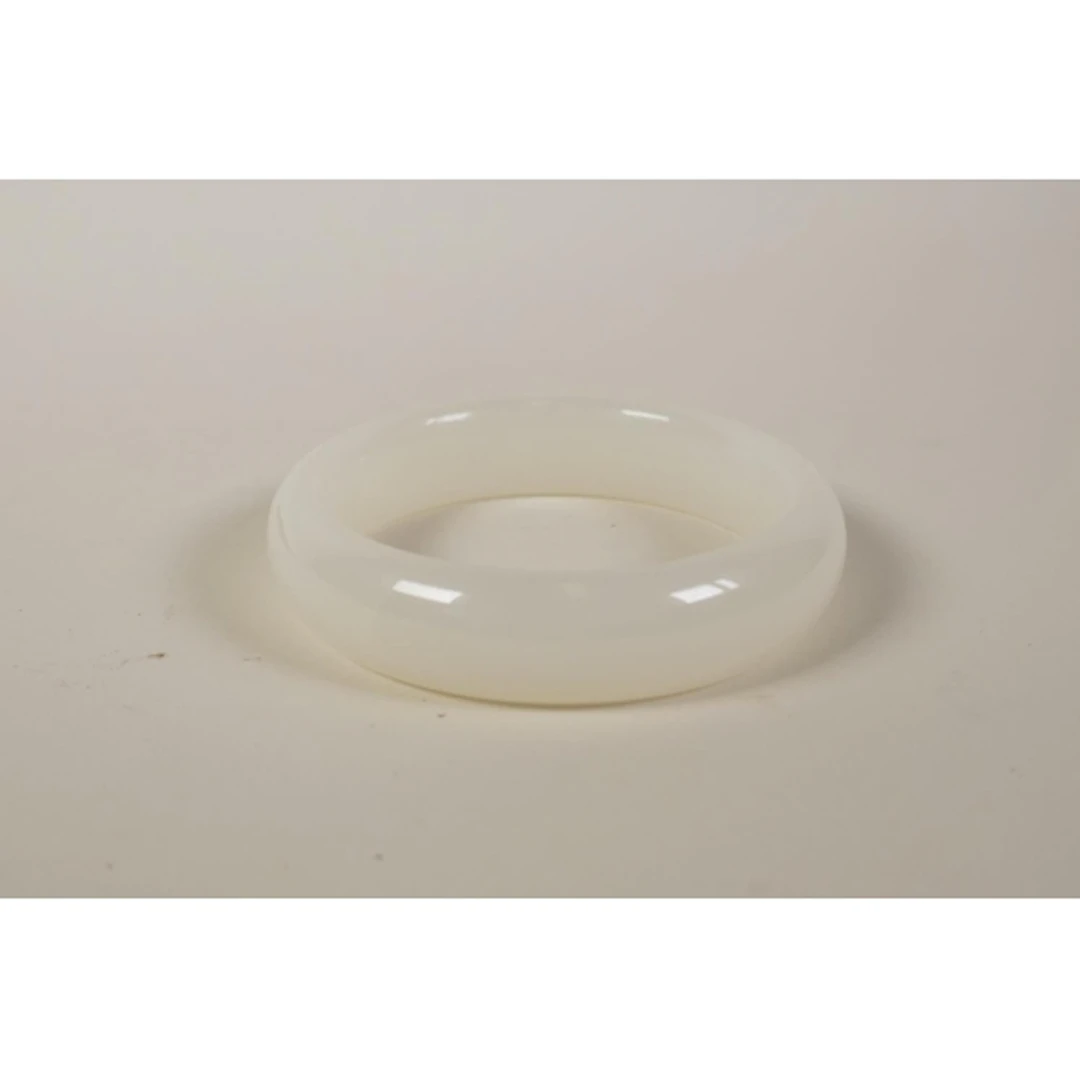 A white jade bangle, 7.5cm diameter