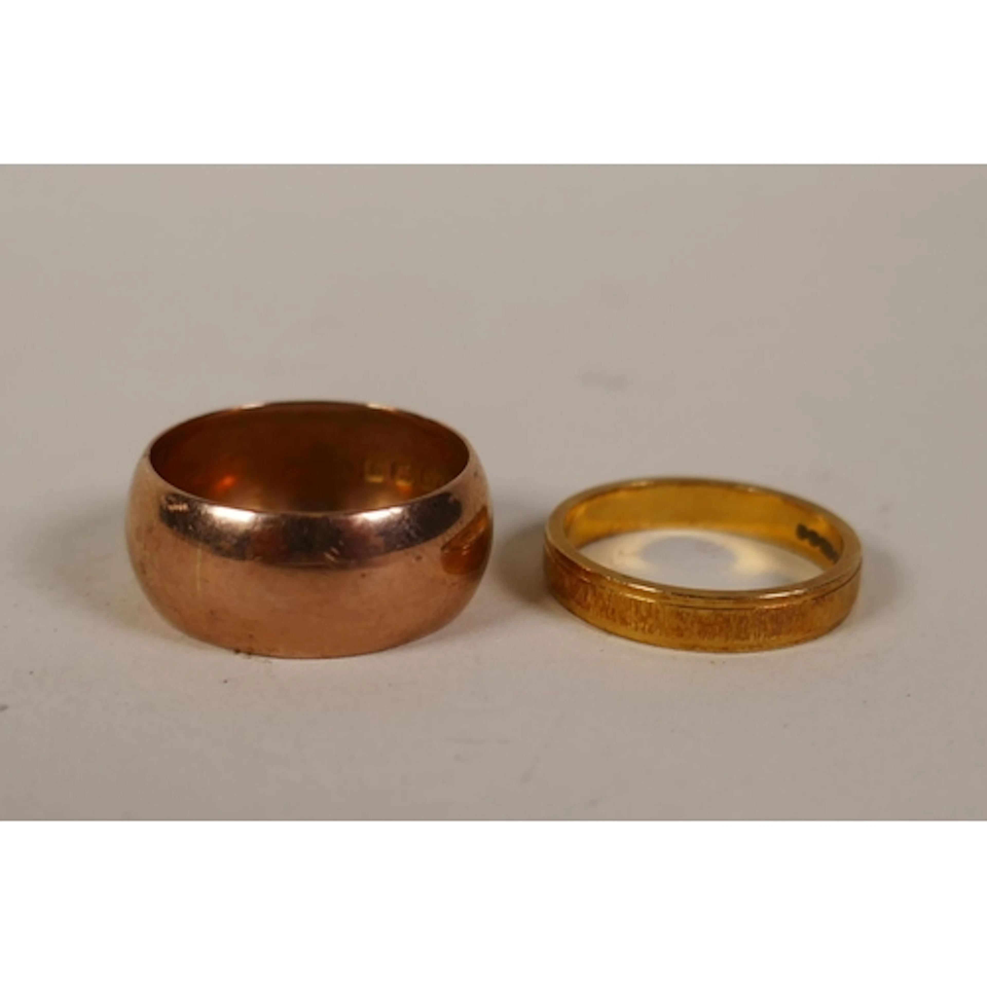 18ct gold ring with bark style decoration, 4.2g and a rose g...