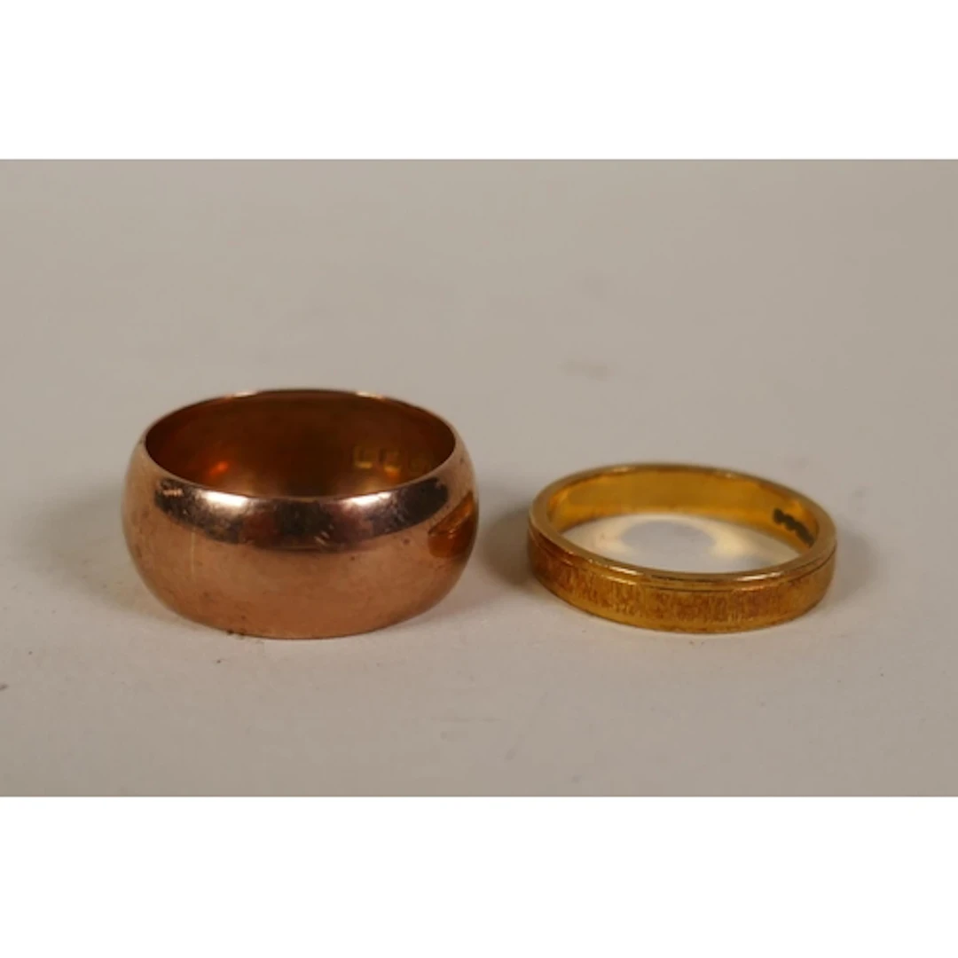 18ct gold ring with bark style decoration, 4.2g and a rose g...