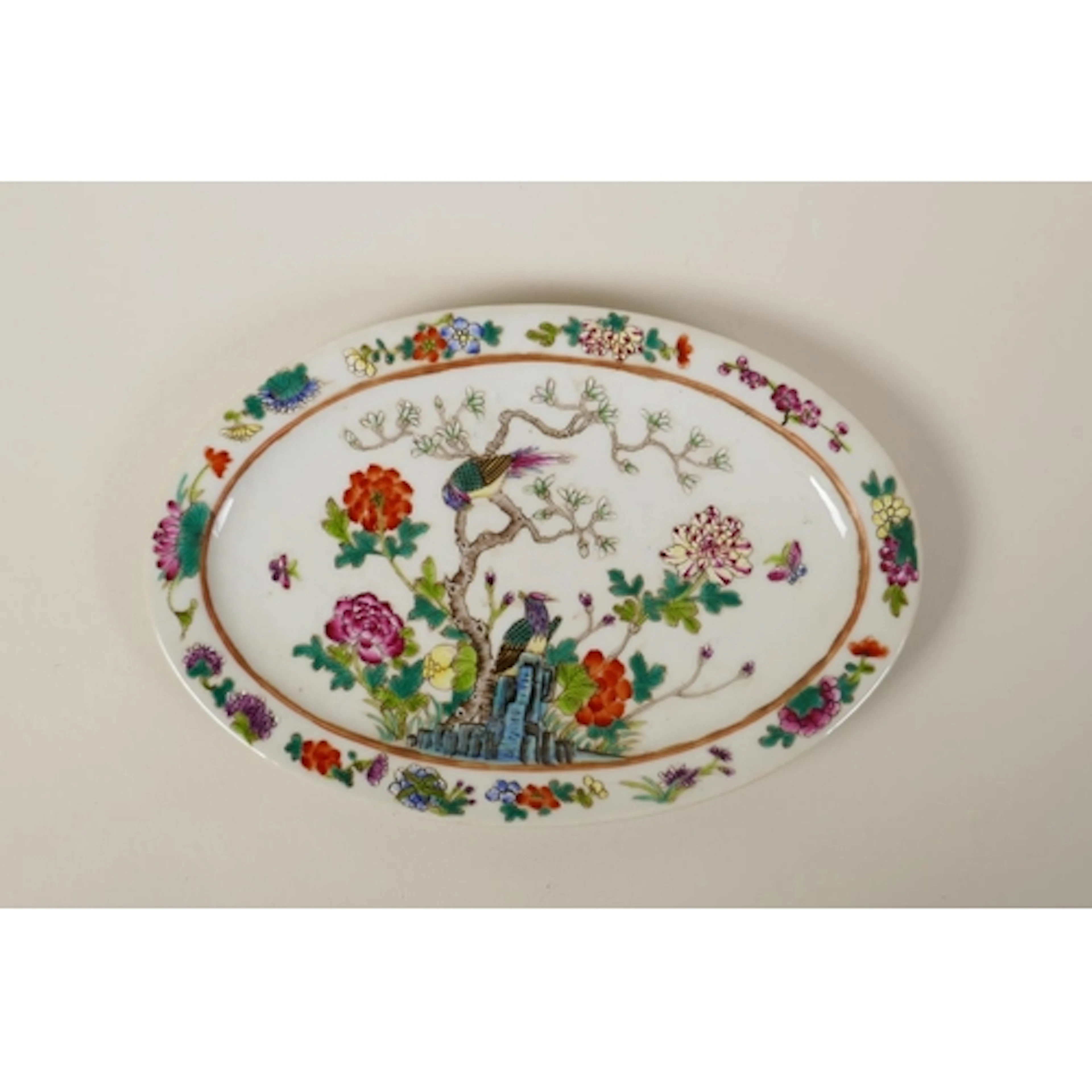 A Chinese famille verte porcelain oval dish decorated with a...