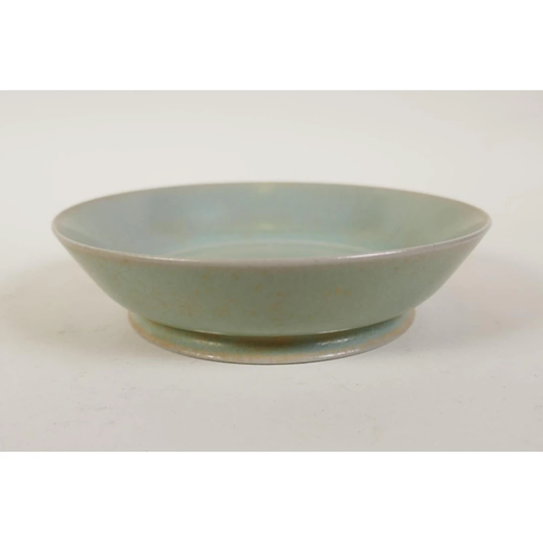 A Chinese Ru-ware style celadon glazed shallow dish, 15cm di...
