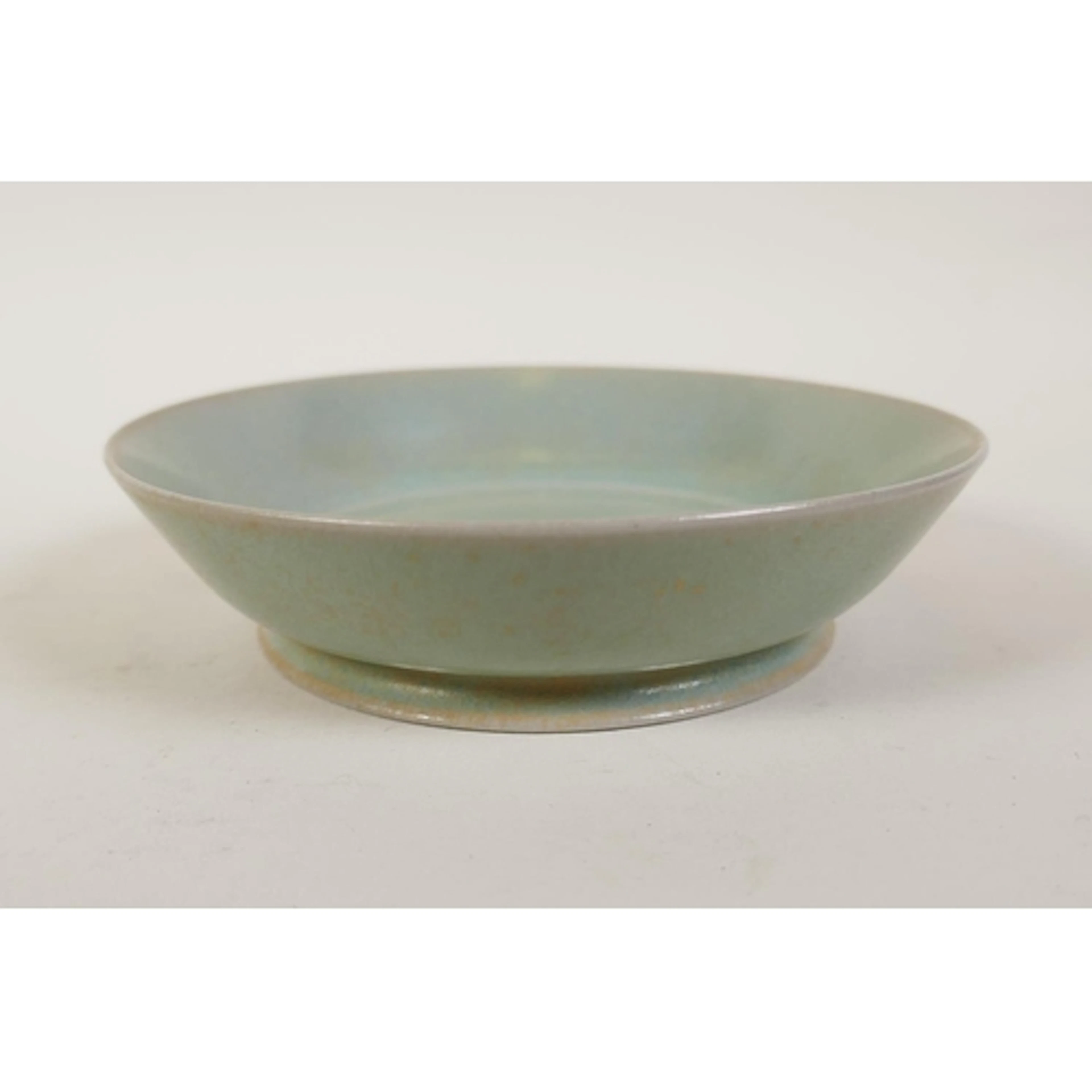 A Chinese Ru-ware style celadon glazed shallow dish, 15cm di...