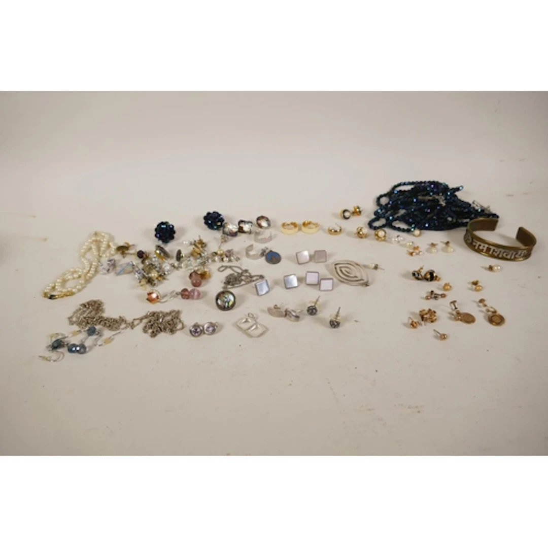 Quantity of silver and gold jewellery, 9ct gold ear studs, 6...