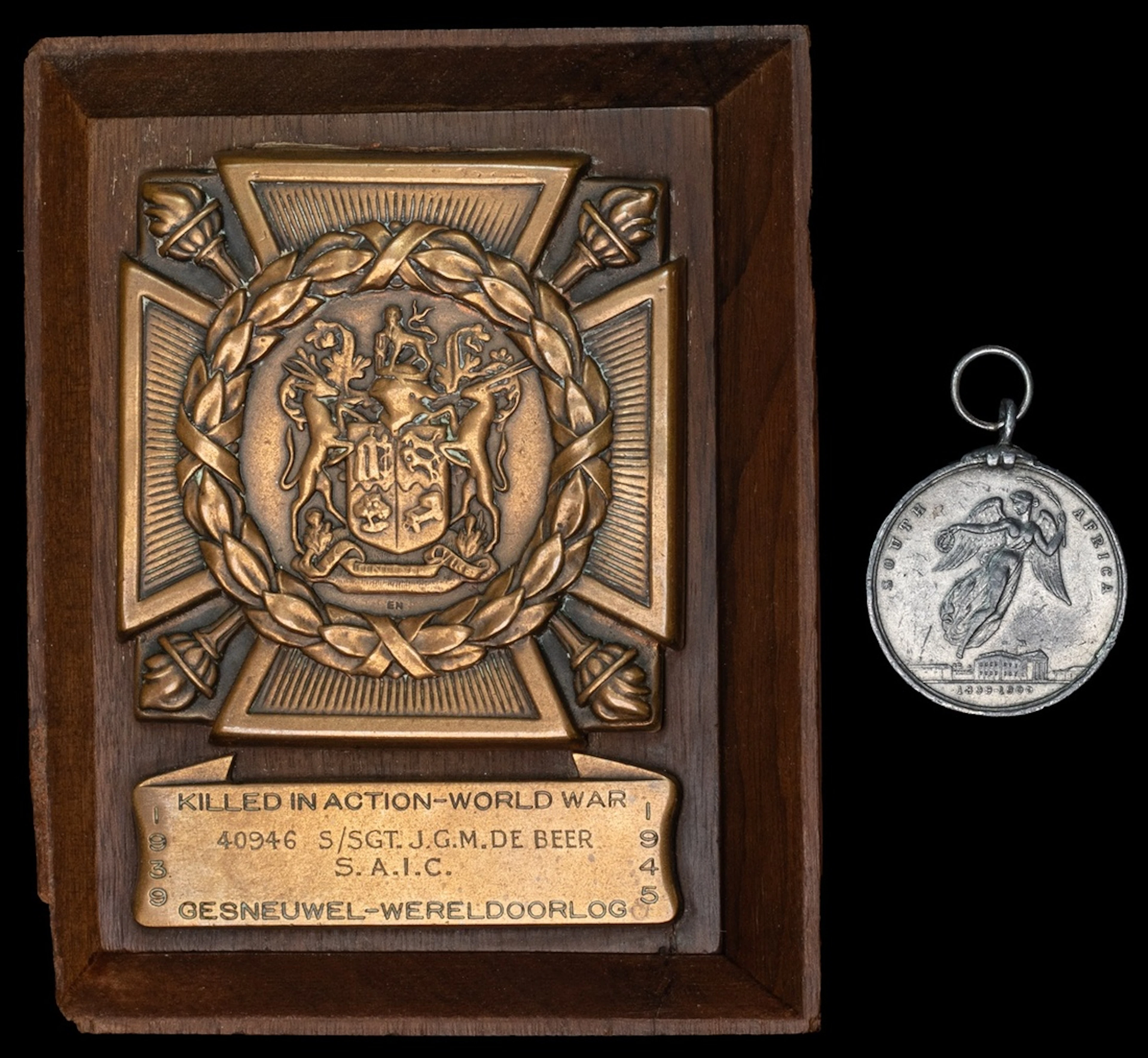 South African Memorial Plaque 1939-45, issued in remembrance of 40946