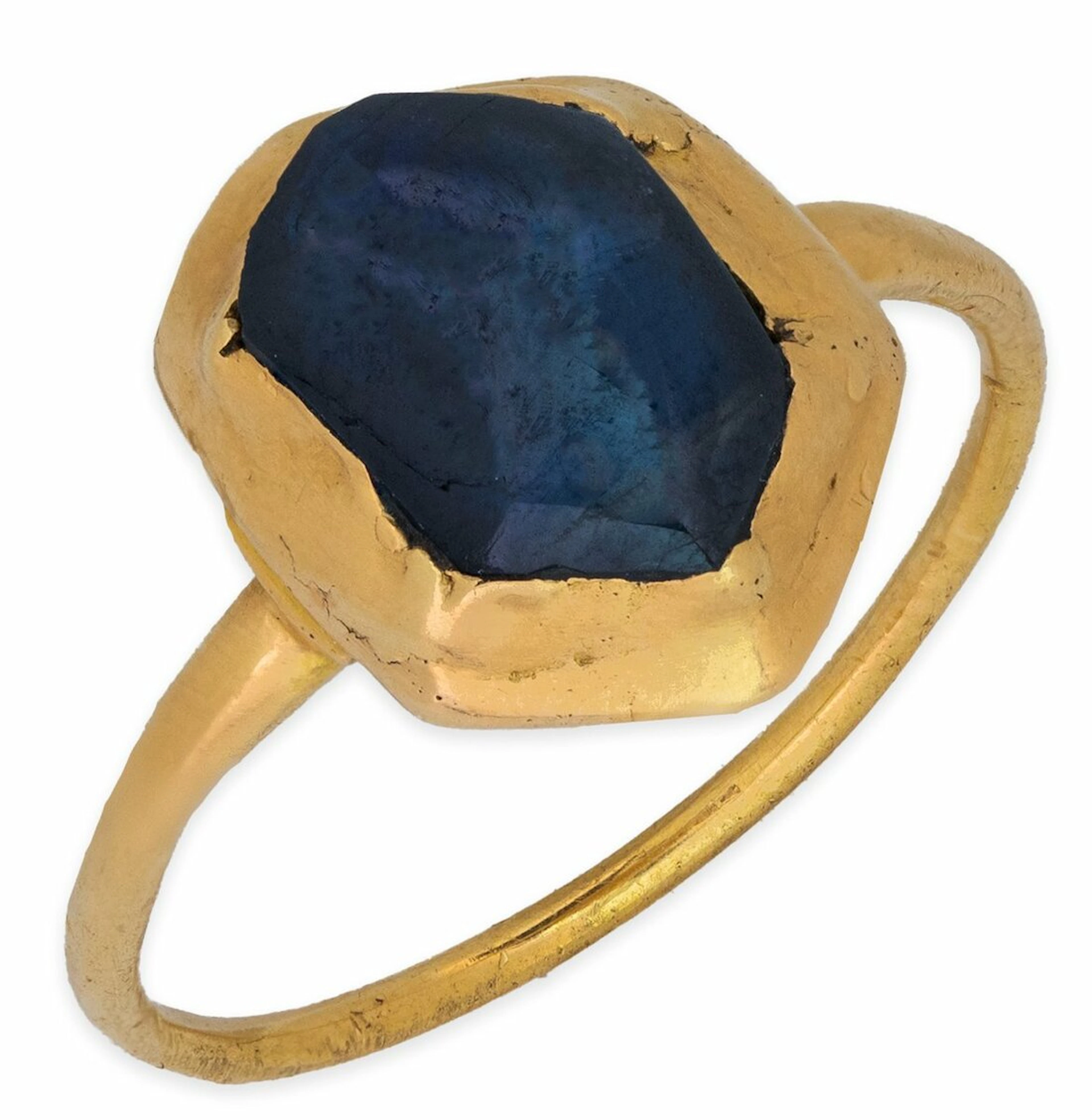 A MEDIEVAL SAPPHIRE GOLD RING