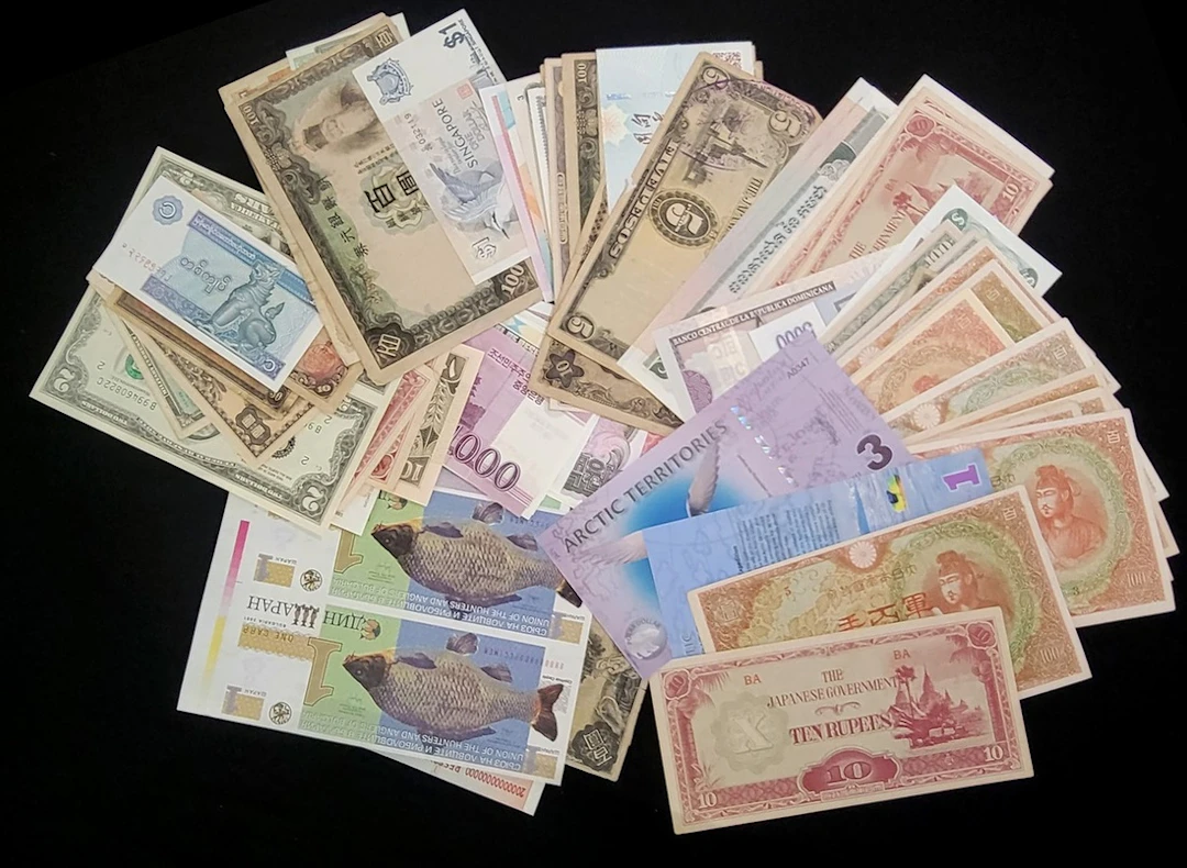 World Banknotes (100+), including fantasy issues, some coupons