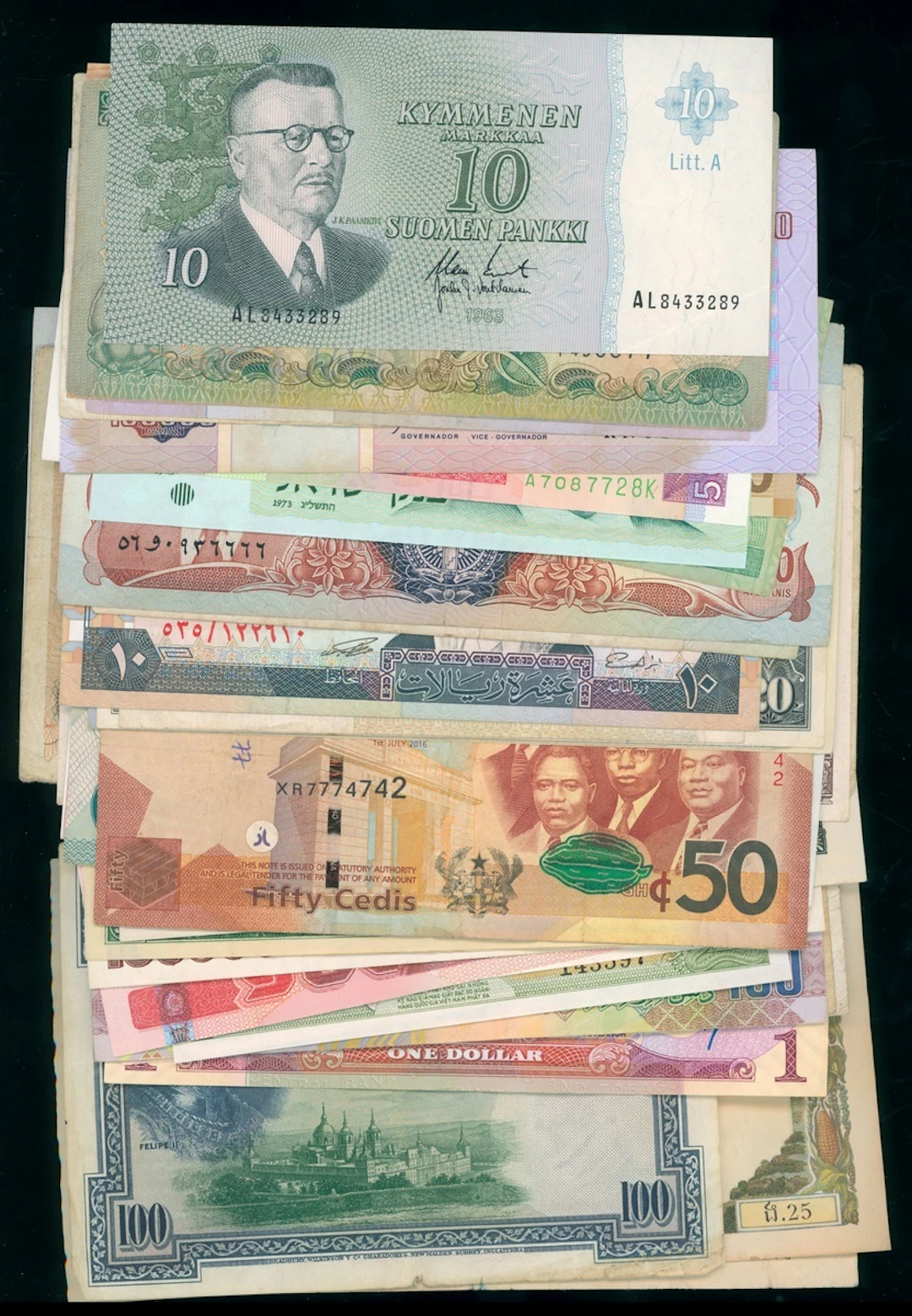 World Banknotes, a group of 50x, including, Kuwait, Greece, Singapore, Spain