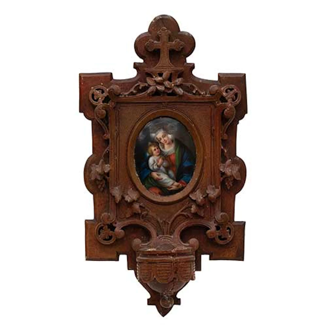 Aguabenditera en madera tallada y porcelana pintada hacia 1900.