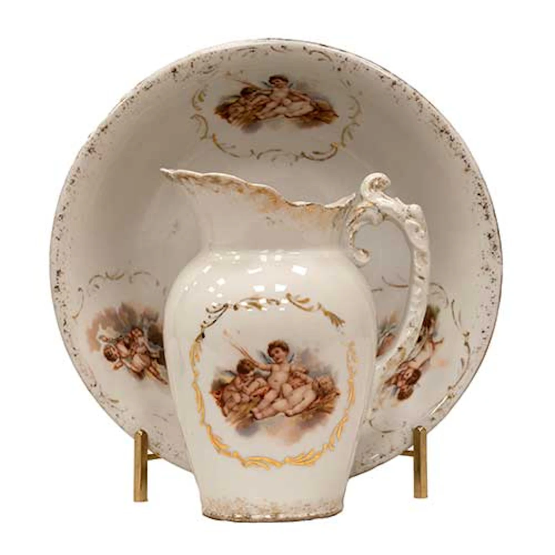 Aguamanil en porcelana decorada con escenas de ngeles y aplicaciones doradas.