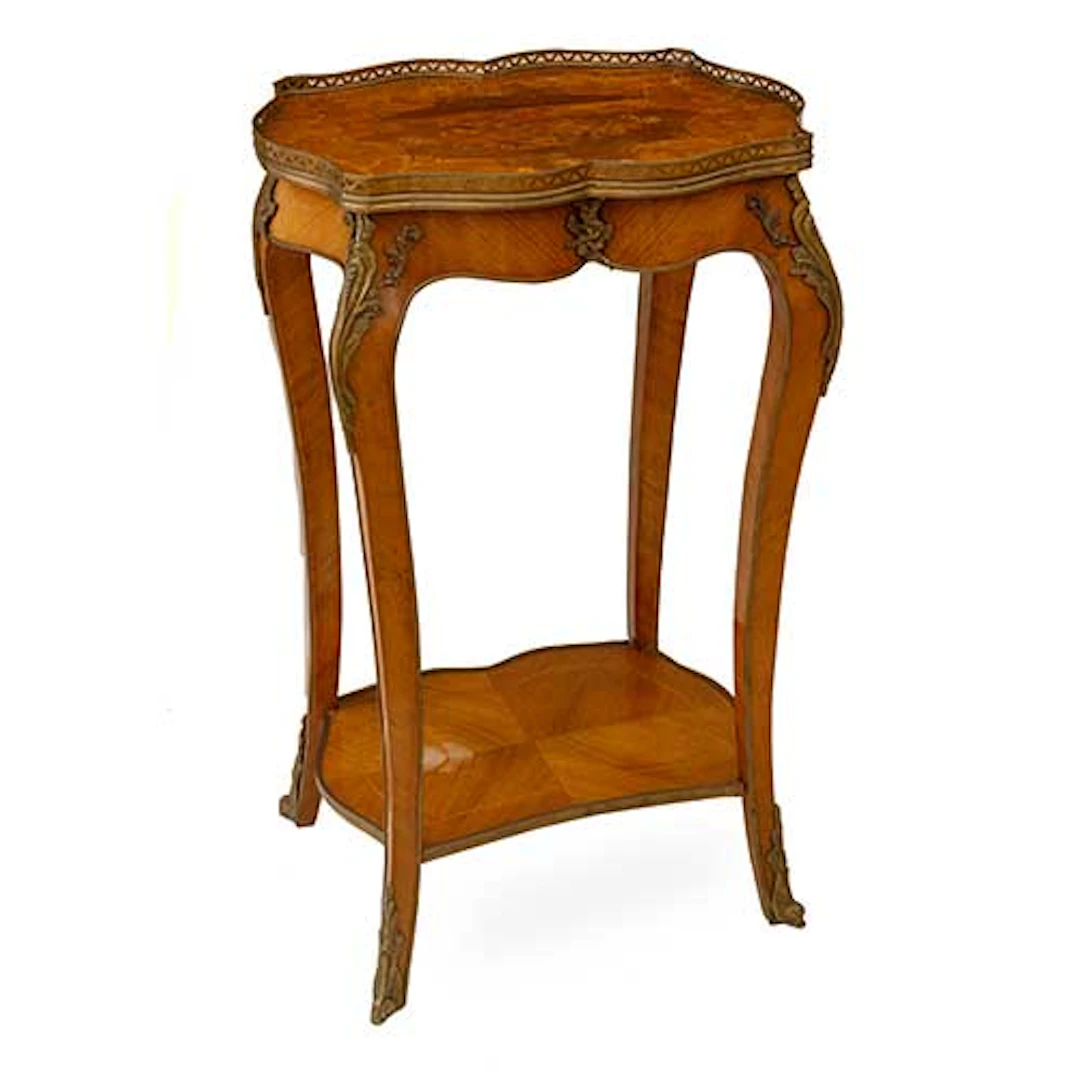 Mesa auxiliar de estilo Luis XV con marquetera en la tapa y galera de bronce.