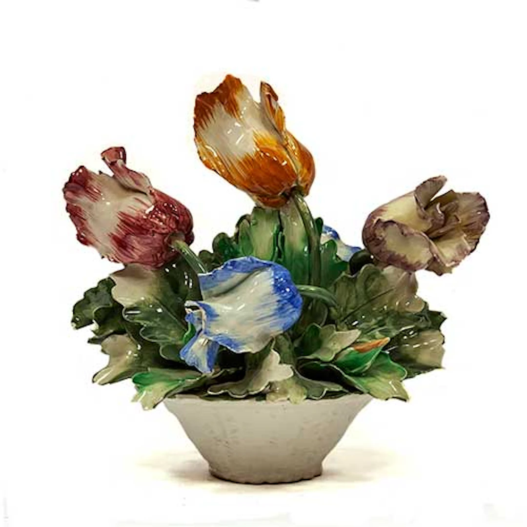 Centro de flores en porcelana policromada de Capodimonte.