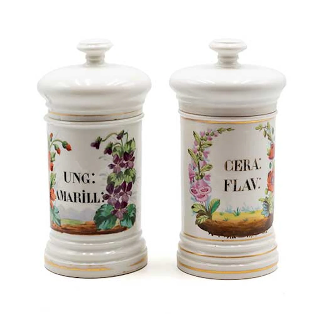 Dos tarros de farmacia en porcelana con decoracin floral pintada