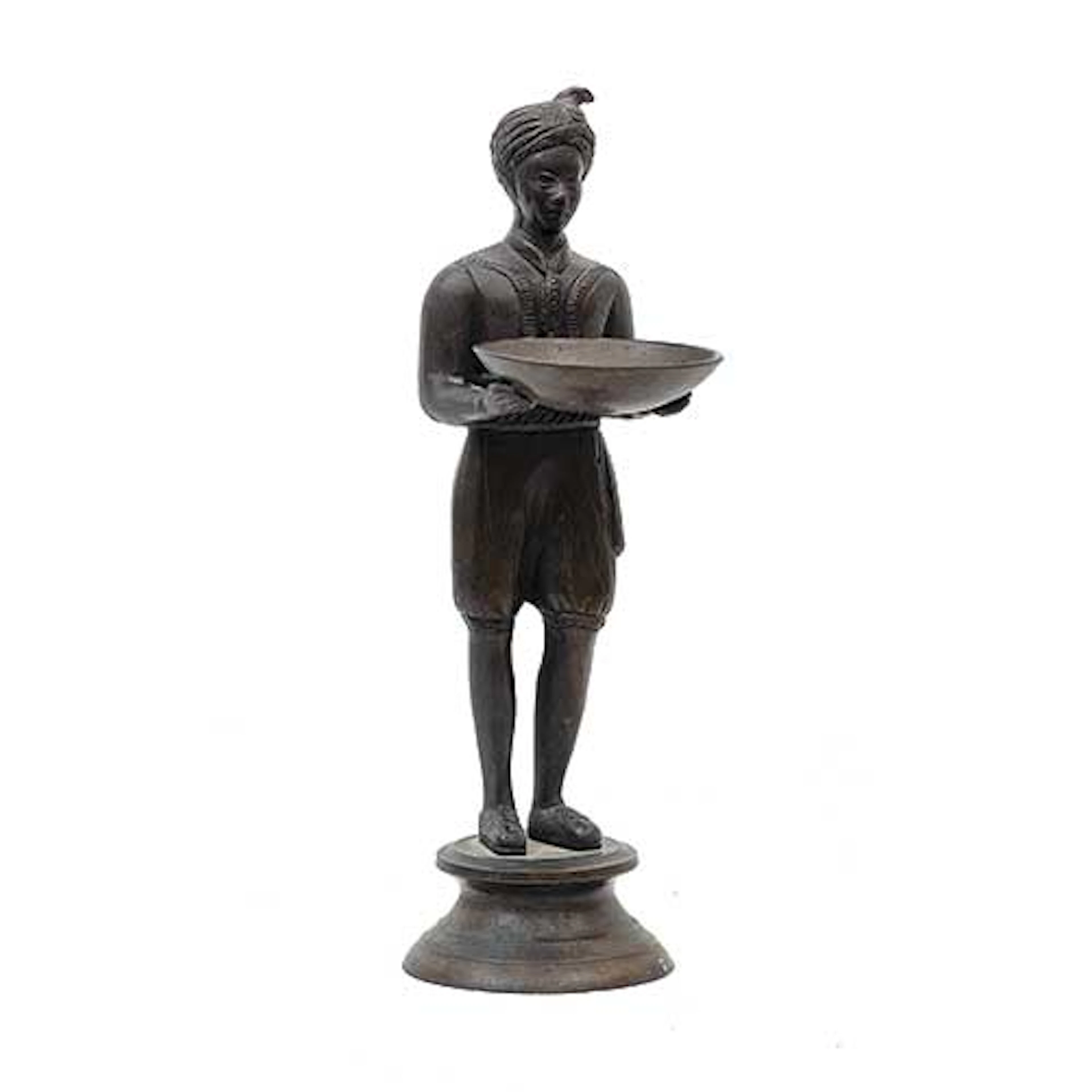 Figura india realizada en bronce con cesto.
