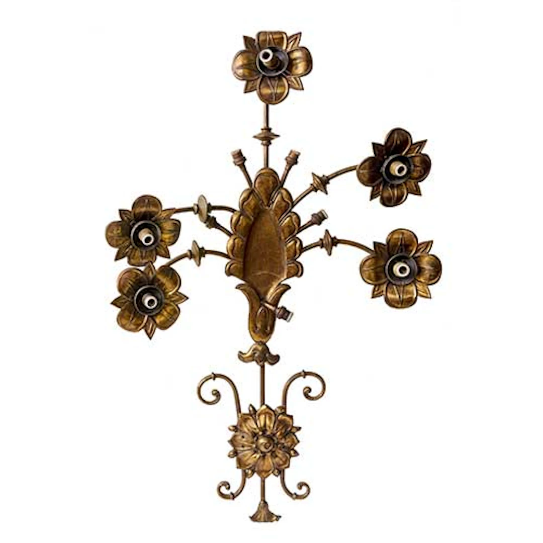 Aplique de pared en bronce con seis luces y decoracin floral.