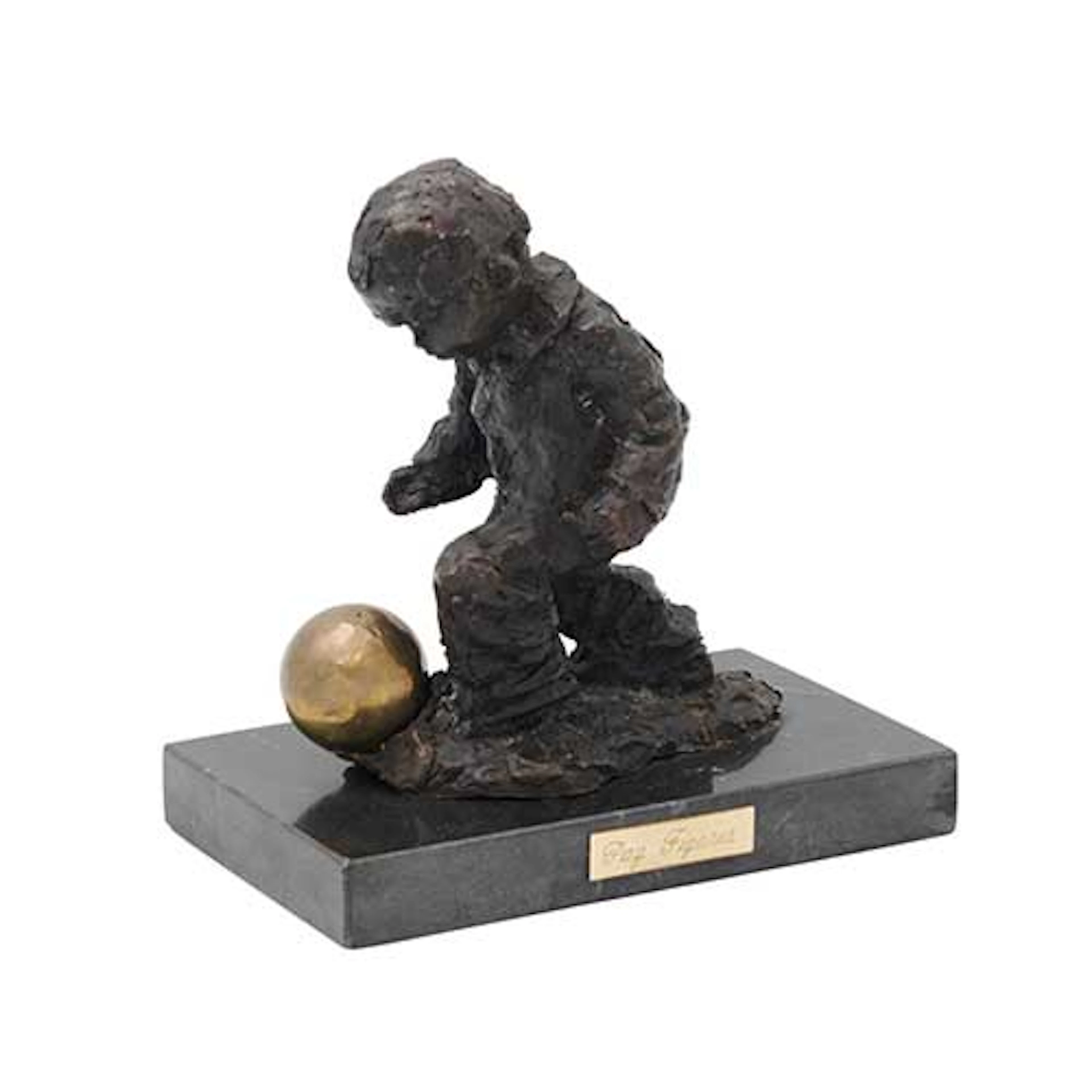 Nio jugando con baln en bronce sobre peana de mrmol negro