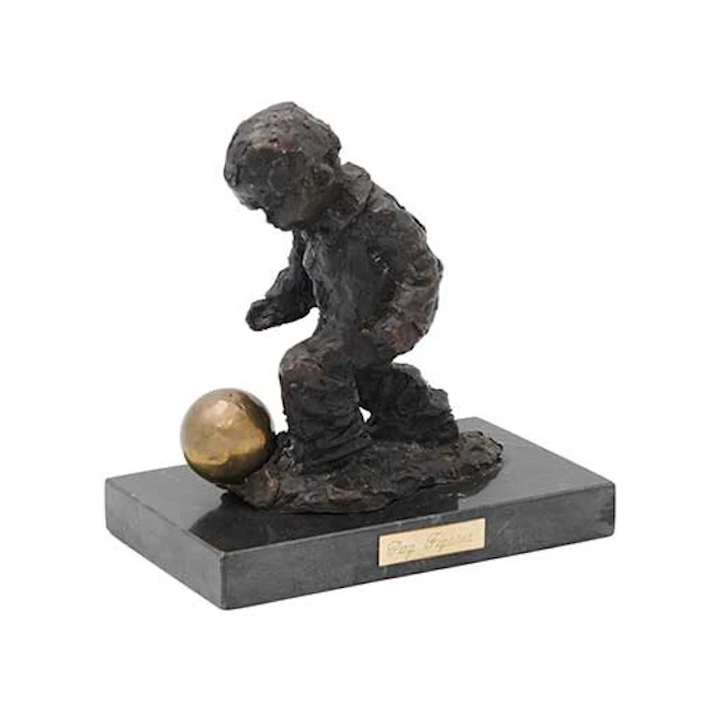 Nio jugando con baln en bronce sobre peana de mrmol negro