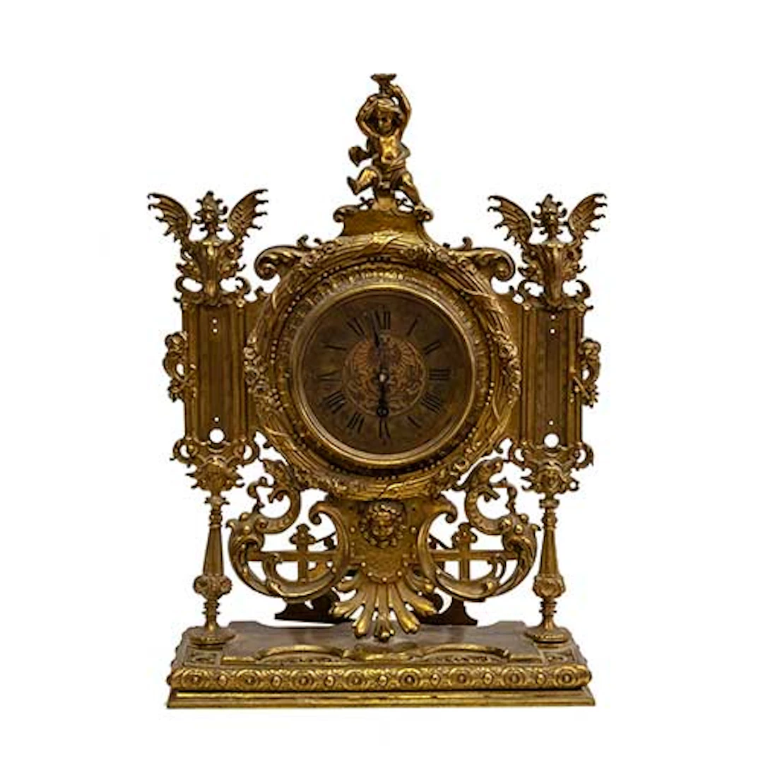 Reloj en bronce dorado, cincelado y calado; con esfera de metal con