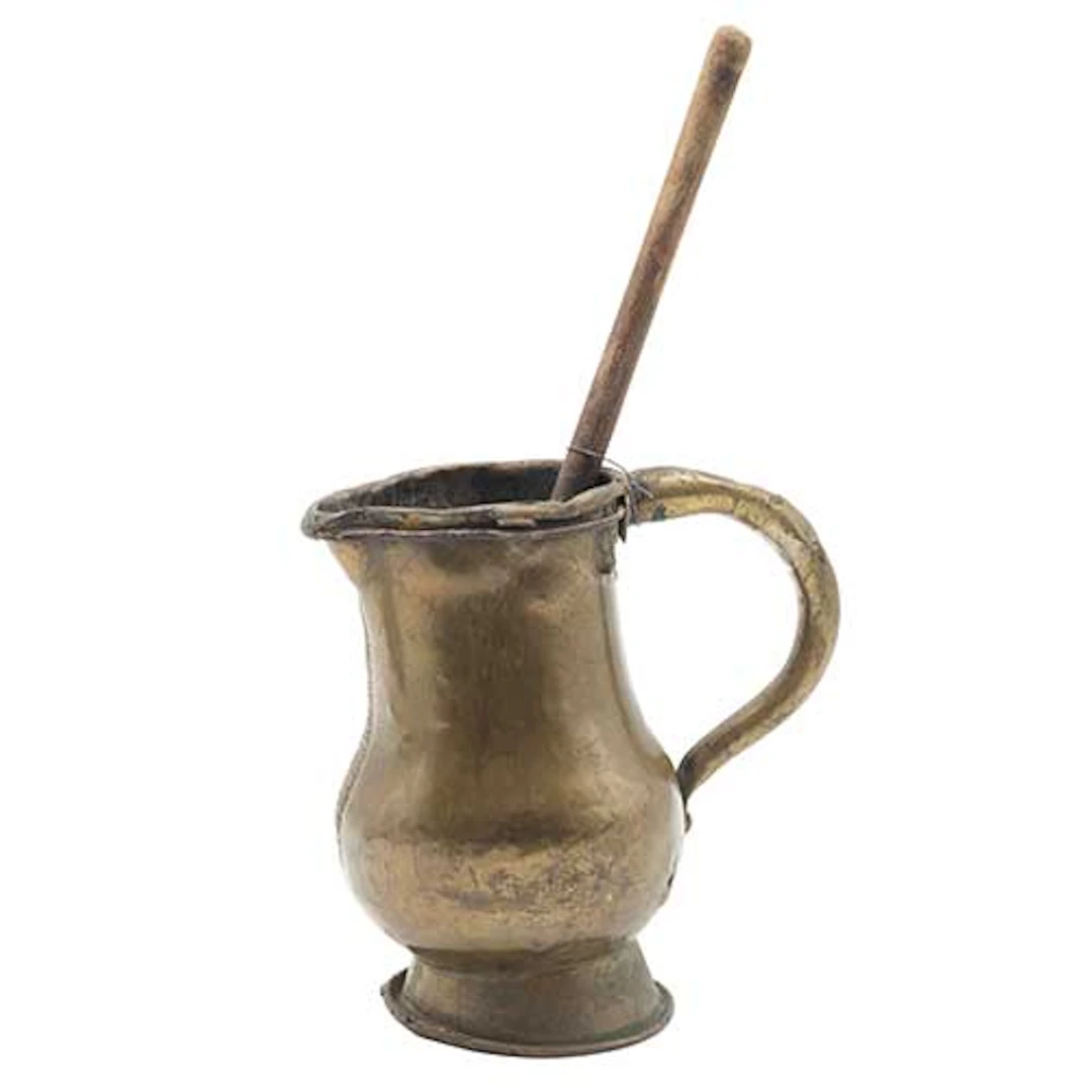 Chocolatera con batidor de madera, con escudo herldico