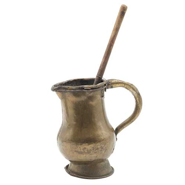 Chocolatera con batidor de madera, con escudo herldico