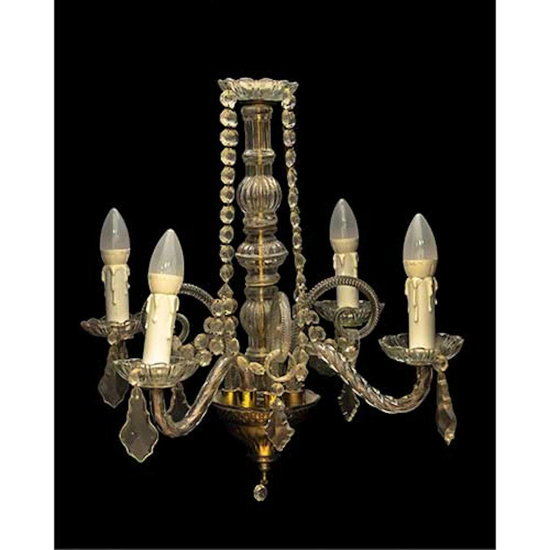 Lmpara de cristal con cuatro luces.