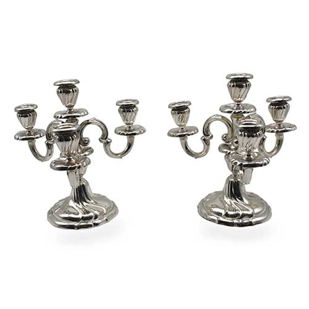 Pareja de candelabros de cuatro velas en alpaca